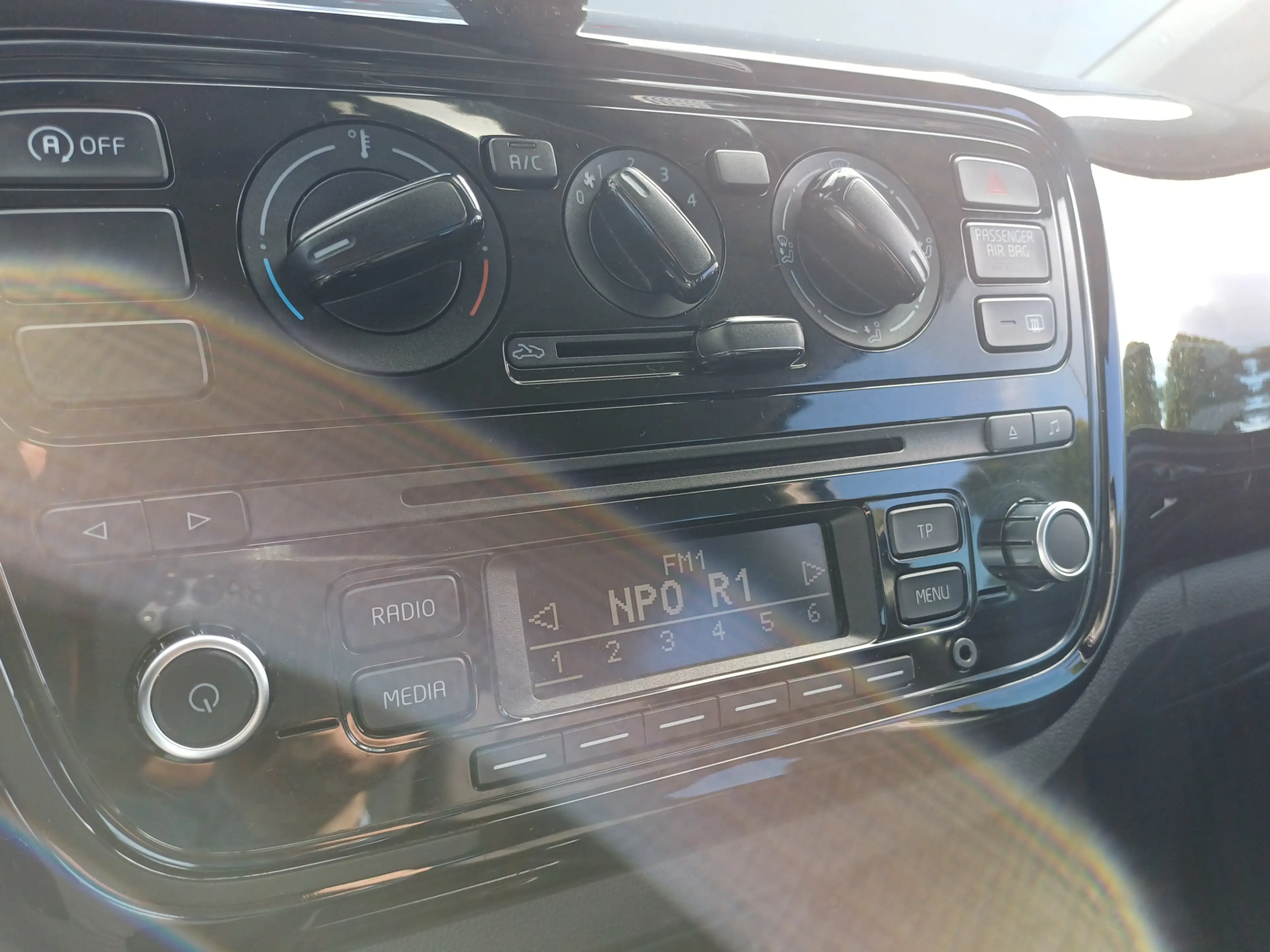 Volkswagen up! 1.0 move up! BlueMotion Automaat | AIRCO | PARKEER — photo 13