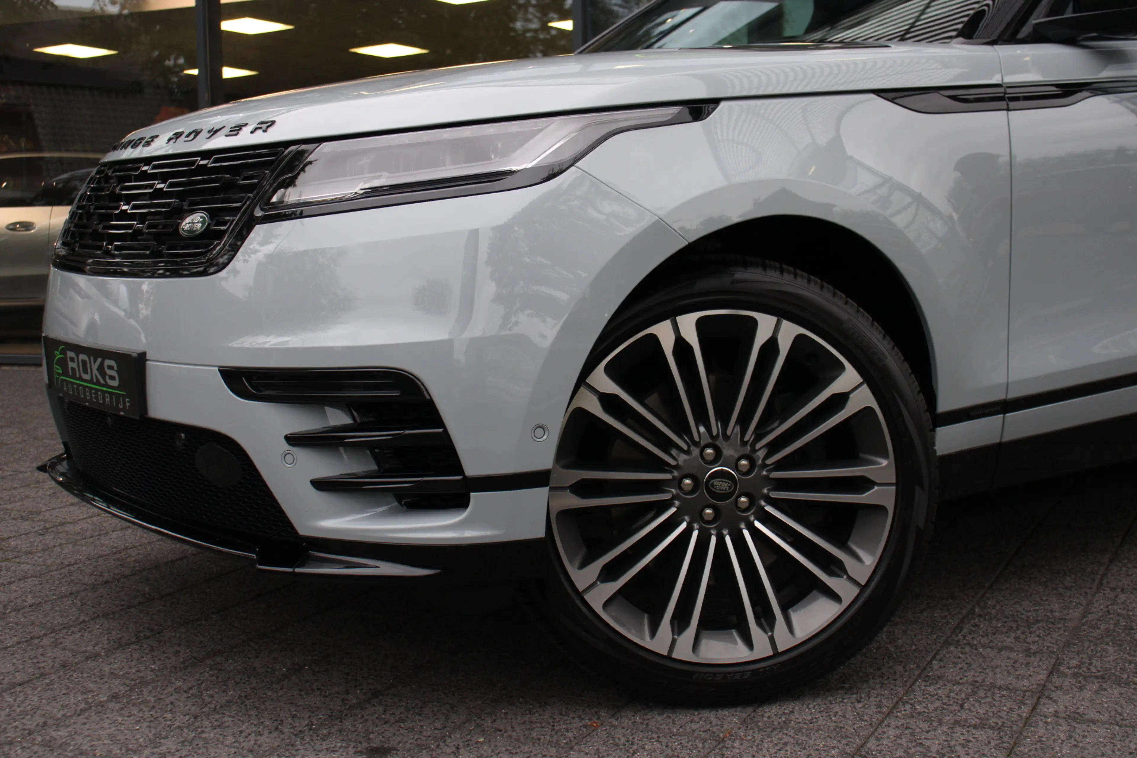 Land Rover Range Rover Velar 2.0 P400e AWD Autobiography PHEV BlackPack — photo 11