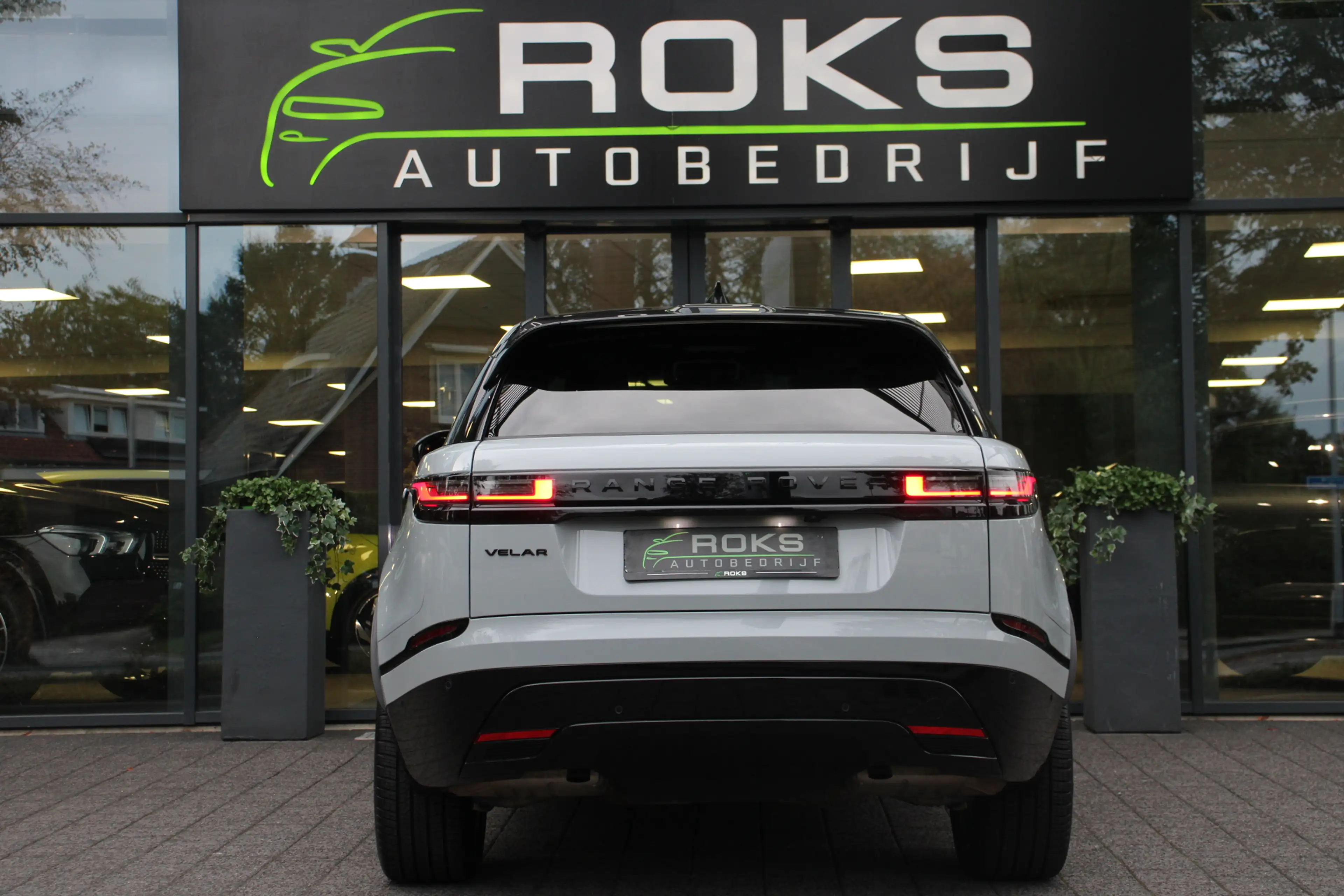 Land Rover Range Rover Velar 2.0 P400e AWD Autobiography PHEV BlackPack — photo 3