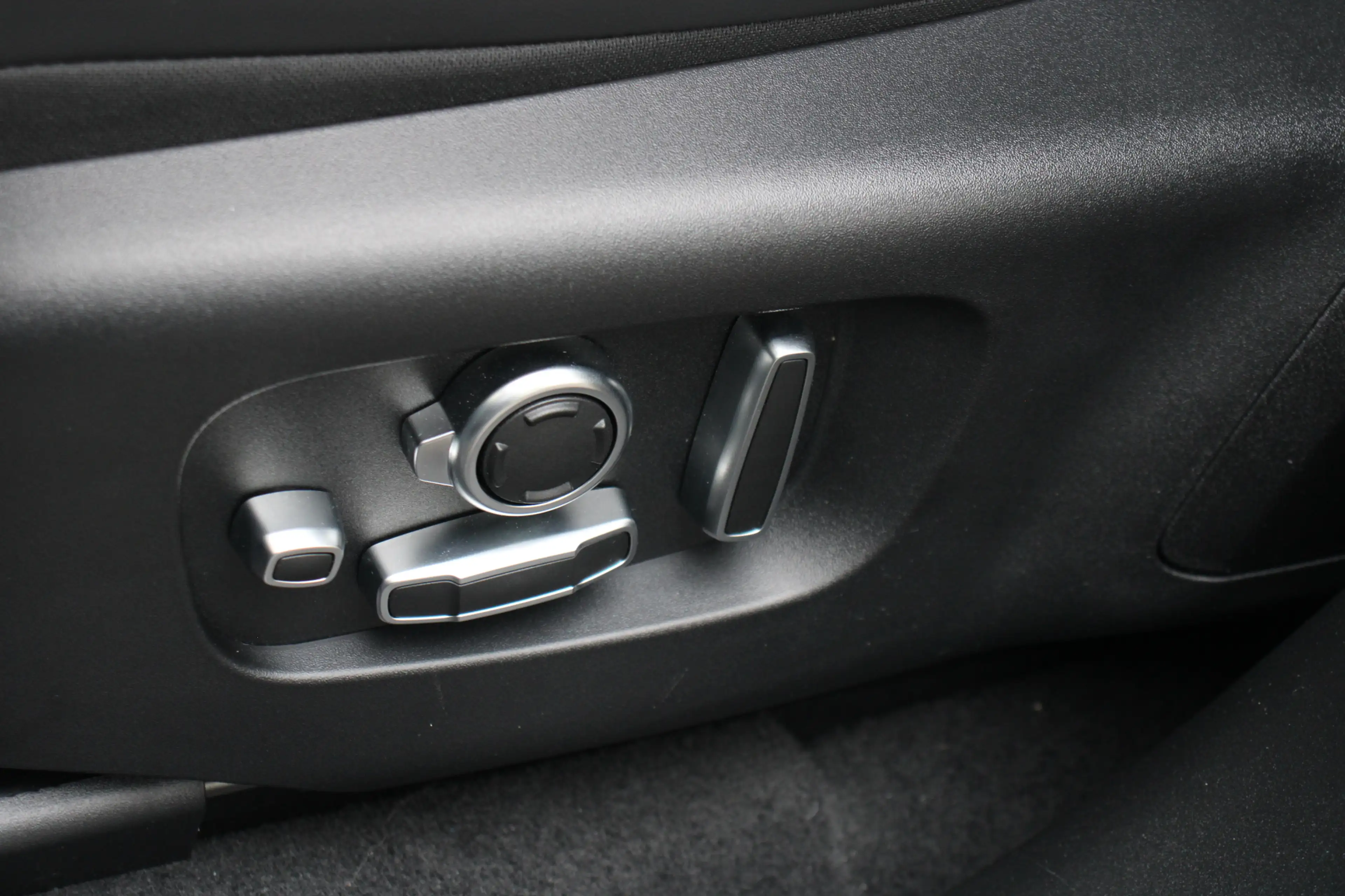 Land Rover Range Rover Velar 2.0 P400e AWD Autobiography PHEV BlackPack — photo 12