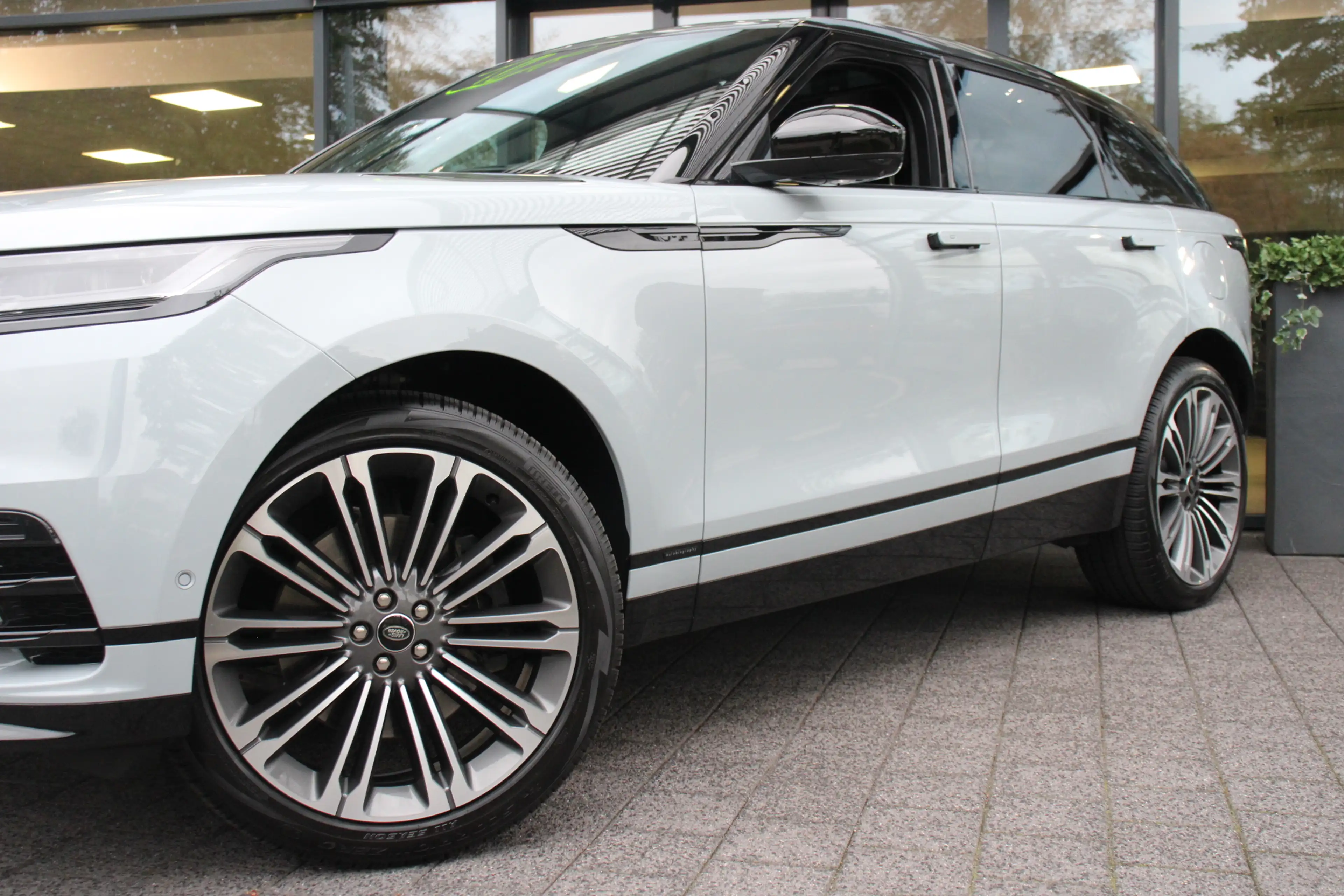 Land Rover Range Rover Velar 2.0 P400e AWD Autobiography PHEV BlackPack — photo 7
