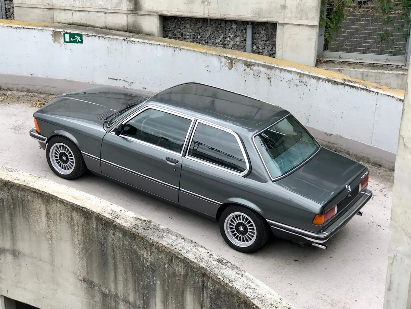 BMW 323 i - mint condition ! Šedá - 2