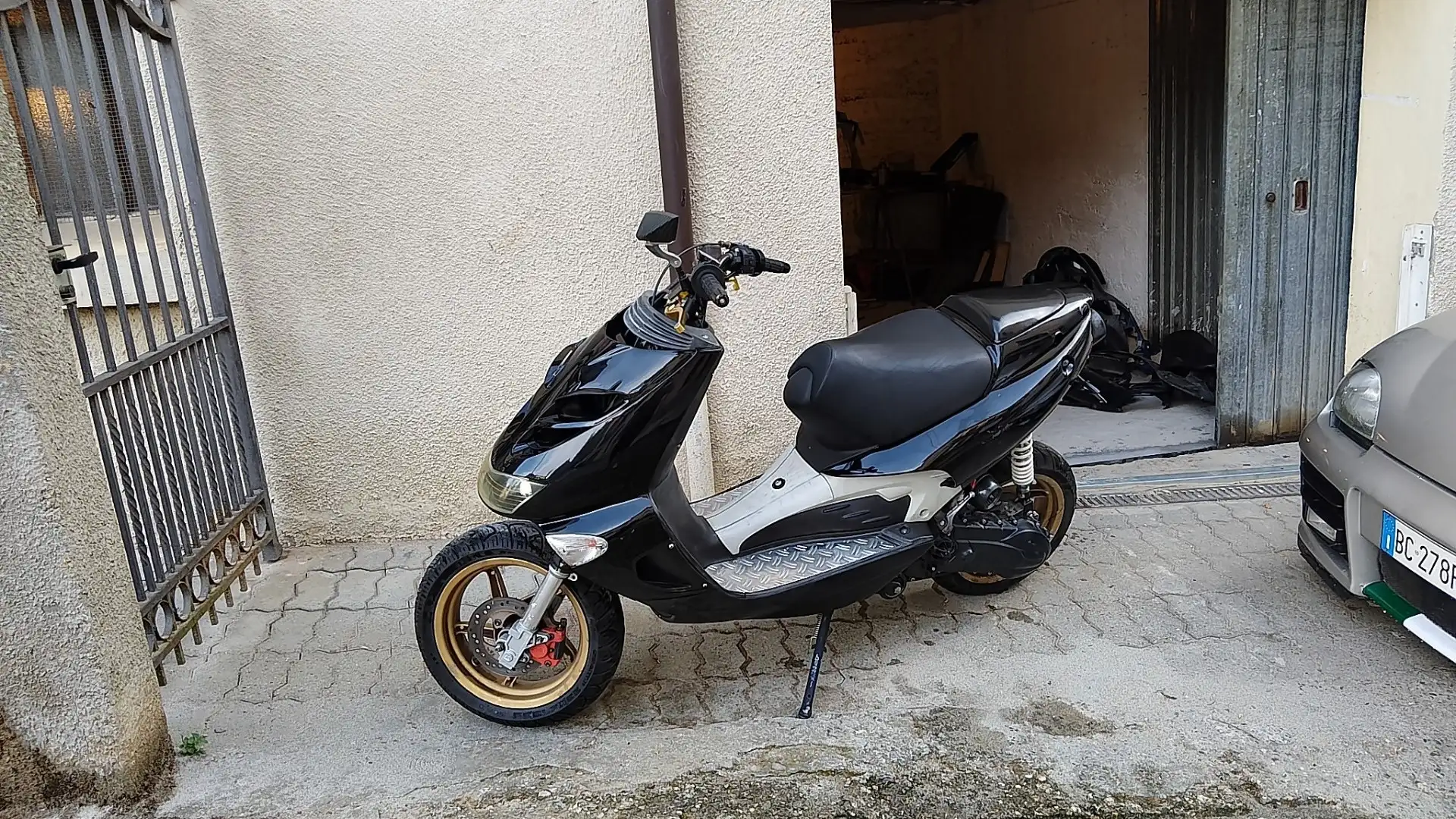 Aprilia SR 125 crna - 1