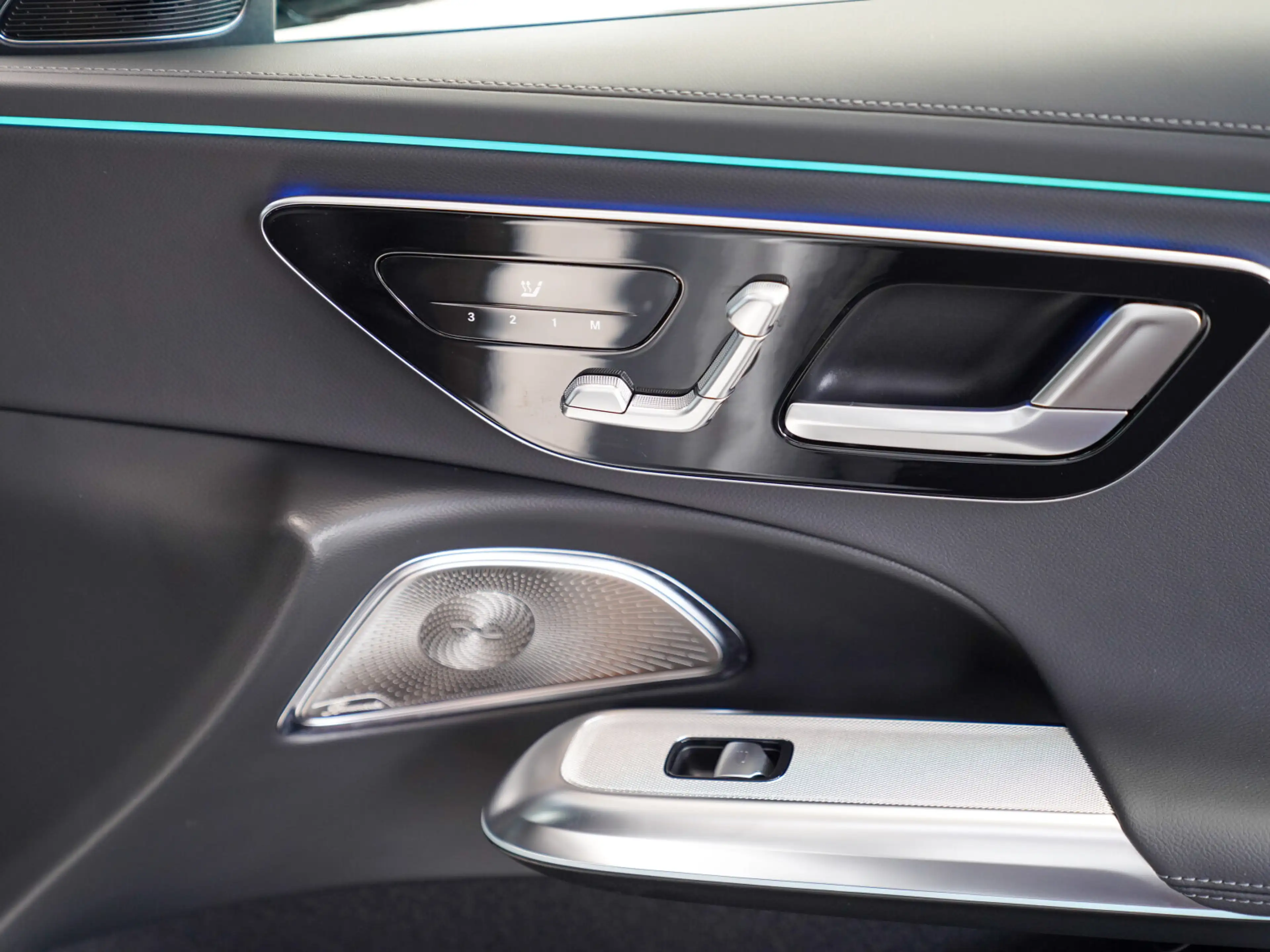 Mercedes-Benz E 300 E 300 e T AMG Line Night AIRMATIC HUD Burmester — photo 14