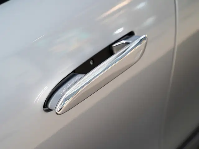 Mercedes-Benz E-Class view 8