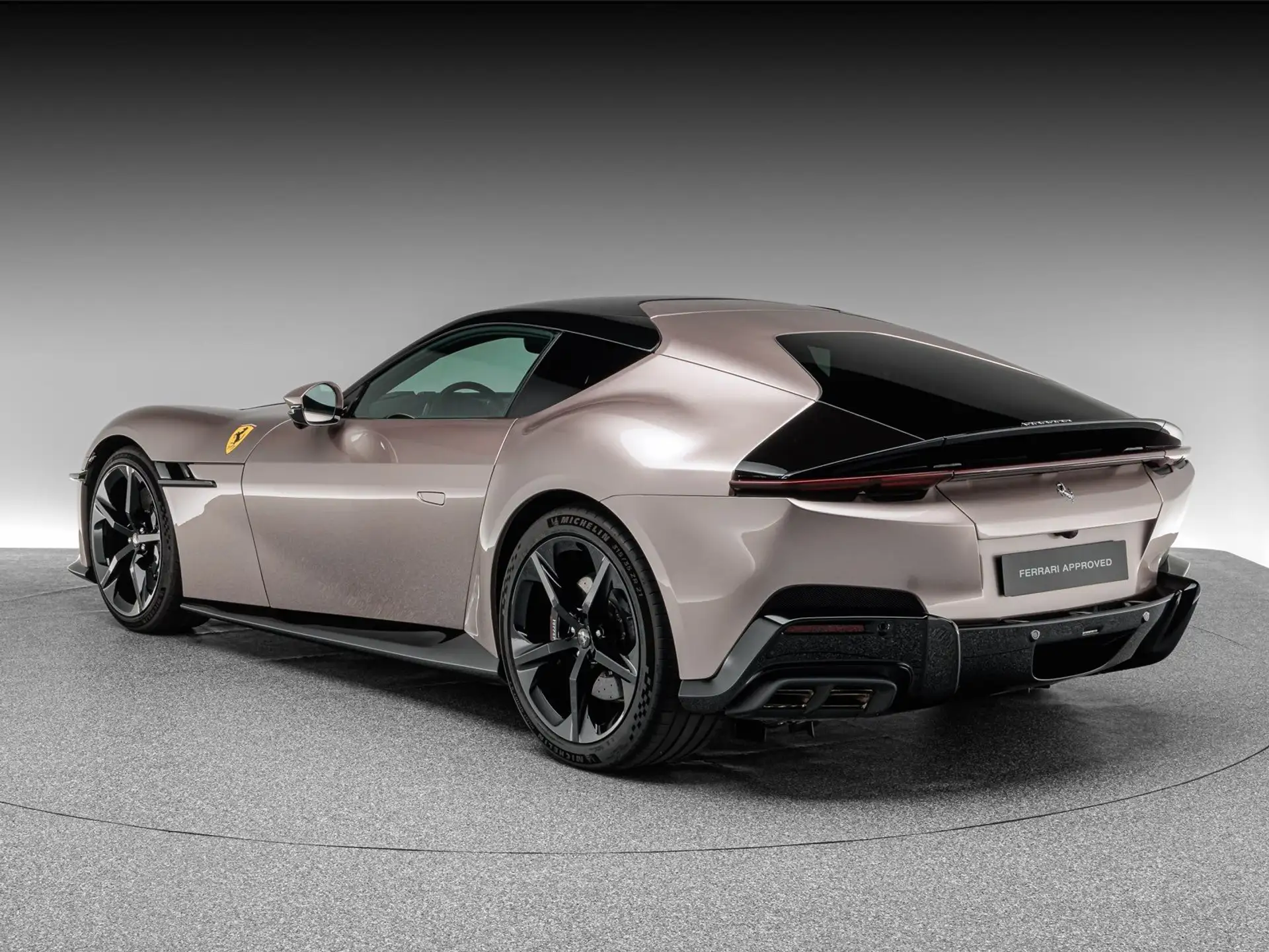 페라리 12 칠린드리 2025 실버 사진 3