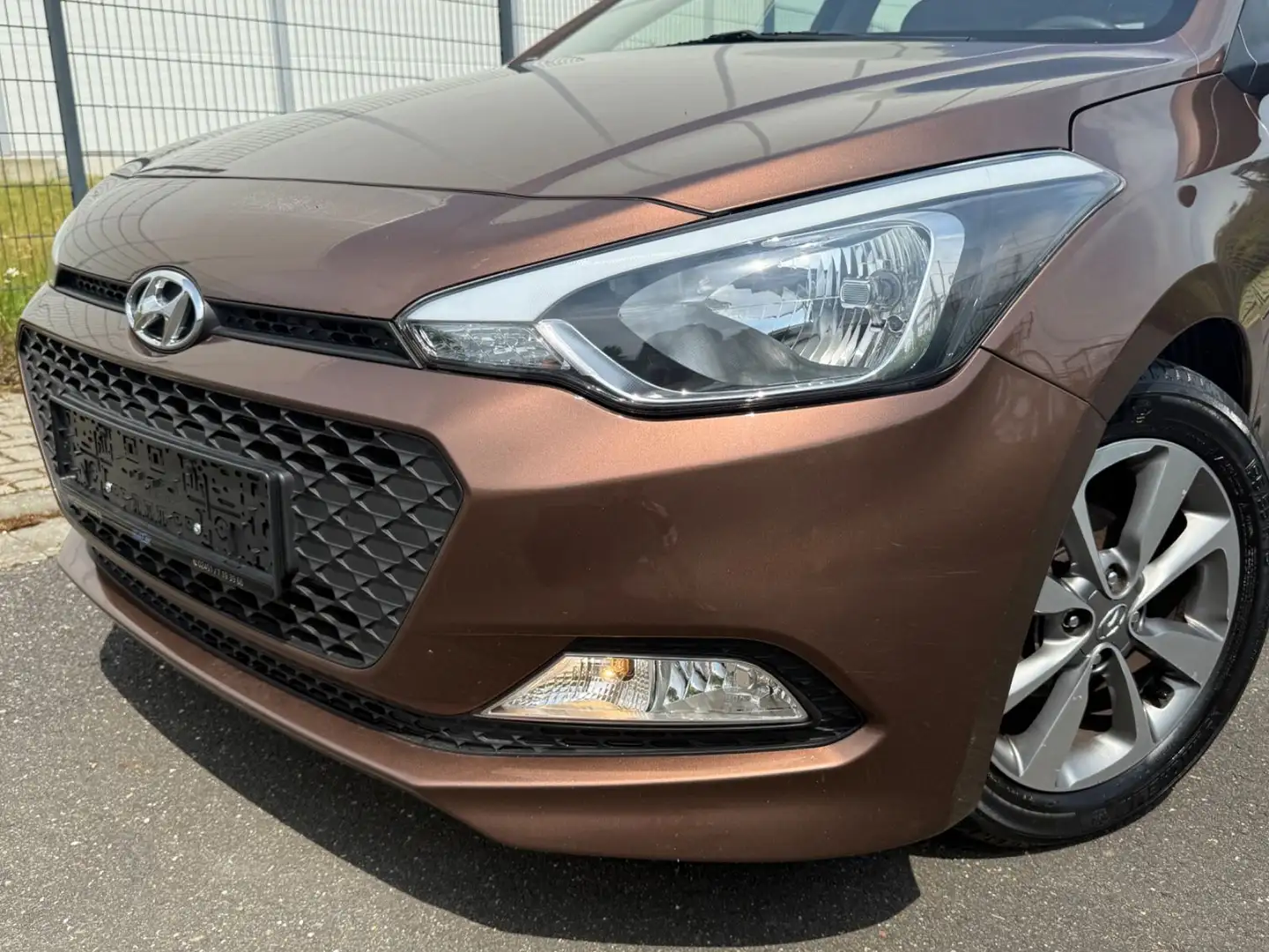 Hyundai i20 blue YES!*SITZ + LENKRADHEIZUNG*EINPARKHILFE Brun - 2