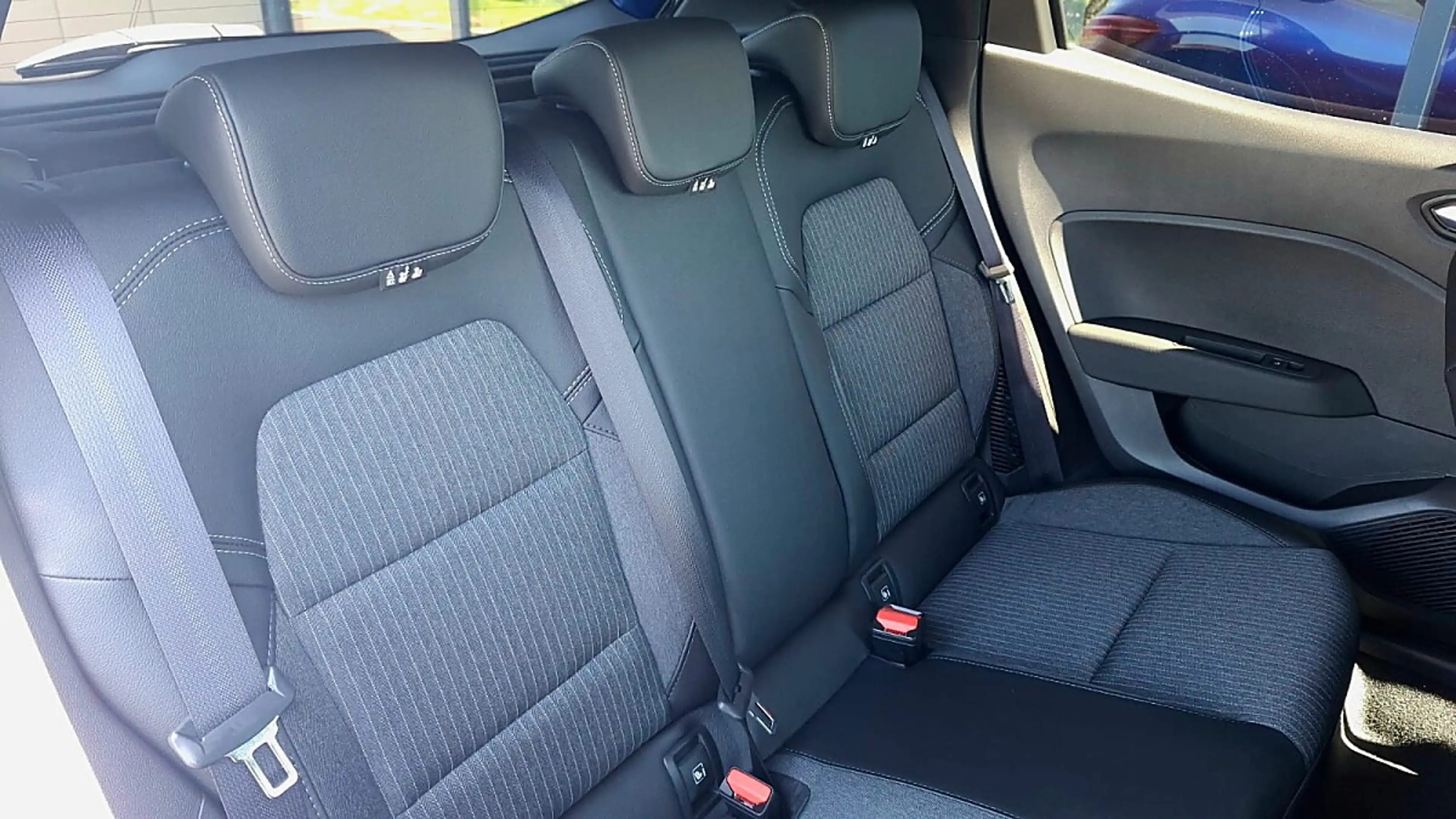 Mitsubishi Colt 1,6 HEV Intense — photo 9