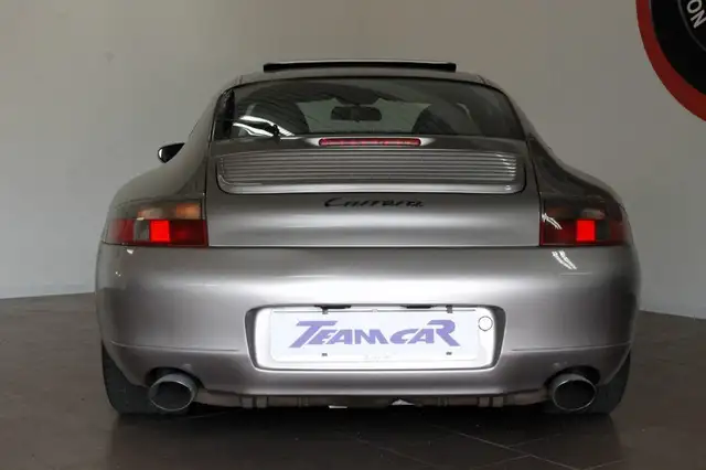 Porsche 911 view 4