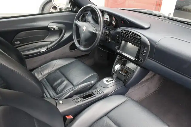 Porsche 911 view 6