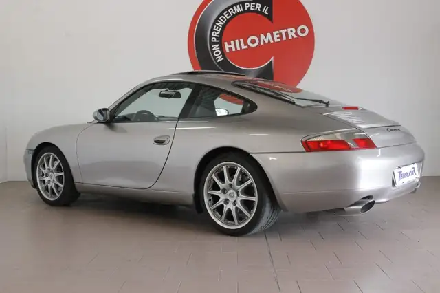 Porsche 911 view 3