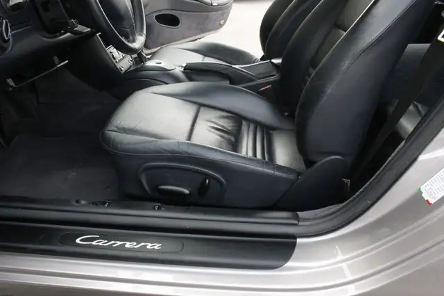 Porsche 911 view 7