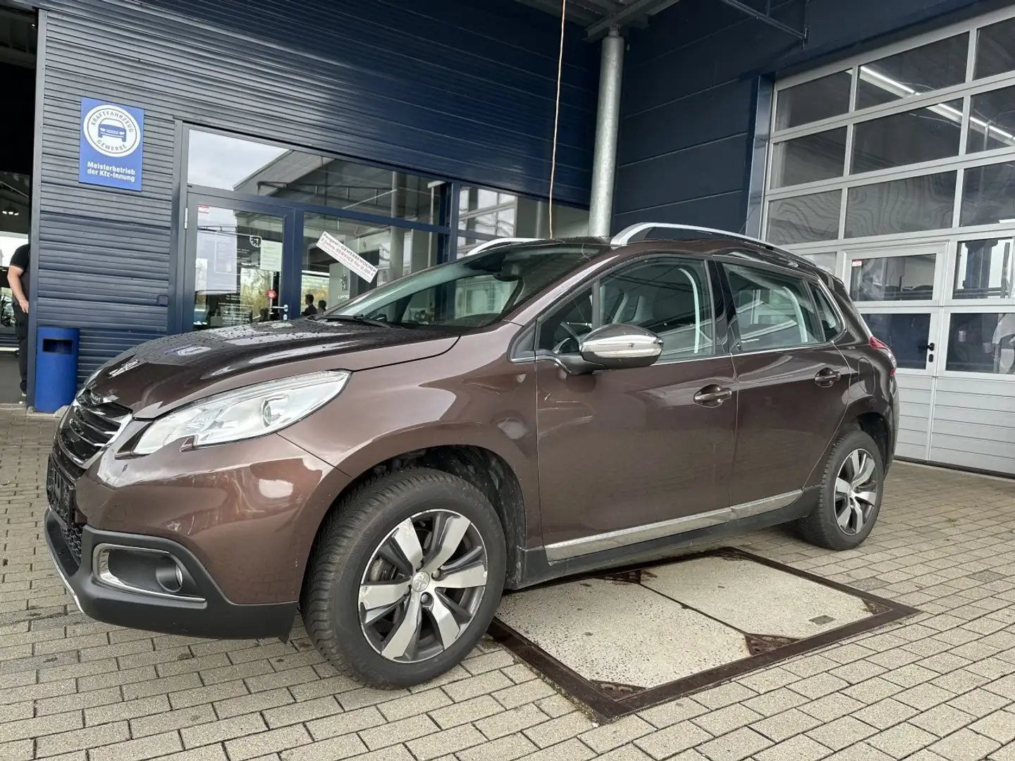Peugeot 2008 Active/1.Hand/Scheckheft/PDC/Temp./Klimatr/SHZ/Alu Braun - 1