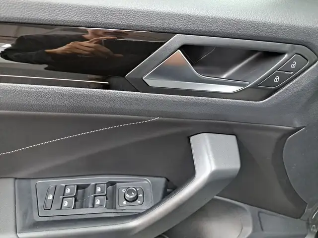 Volkswagen T-Roc view 8