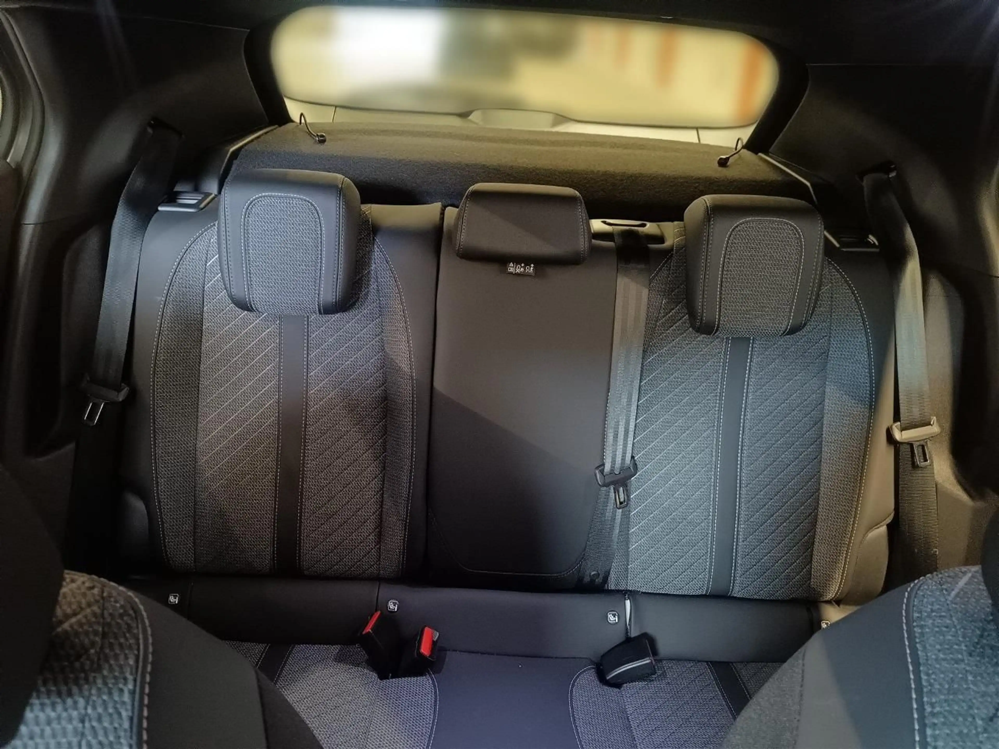 Peugeot 2008 Allure Hybrid 145 e-DSC6 ACC+LED+Navi+SHZ — photo 10