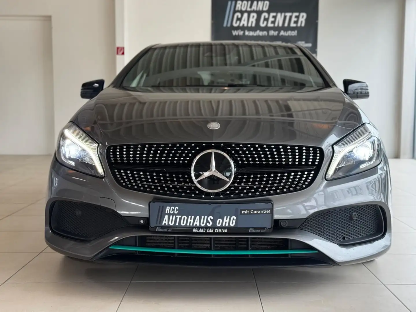 Mercedes-Benz A 220 d 4Matic Petronas Motorsport Edition Pano Grau - 2