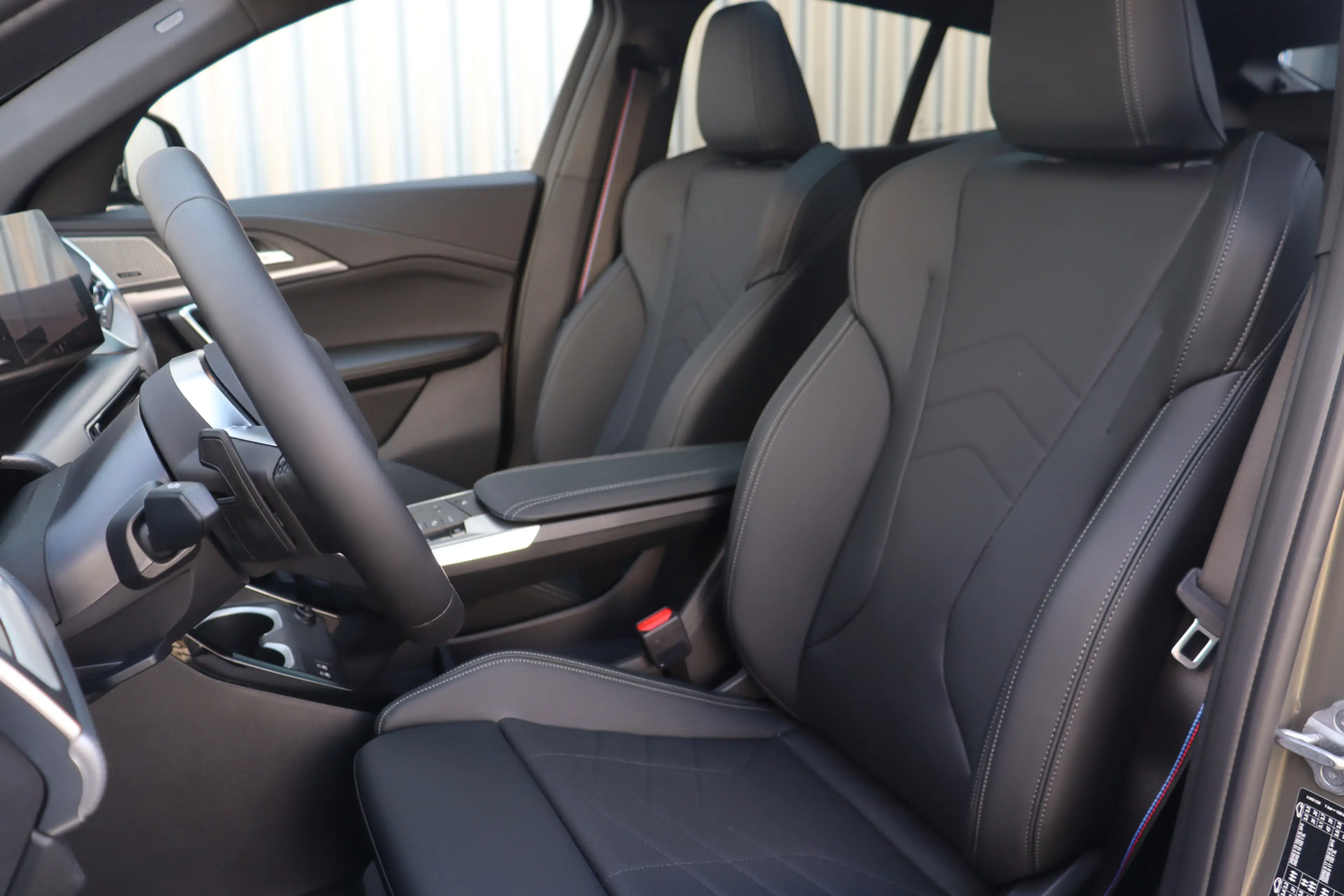 BMW iX2 eDrive20 M Sport / Panoramadak / Trekhaak / Sports — photo 13