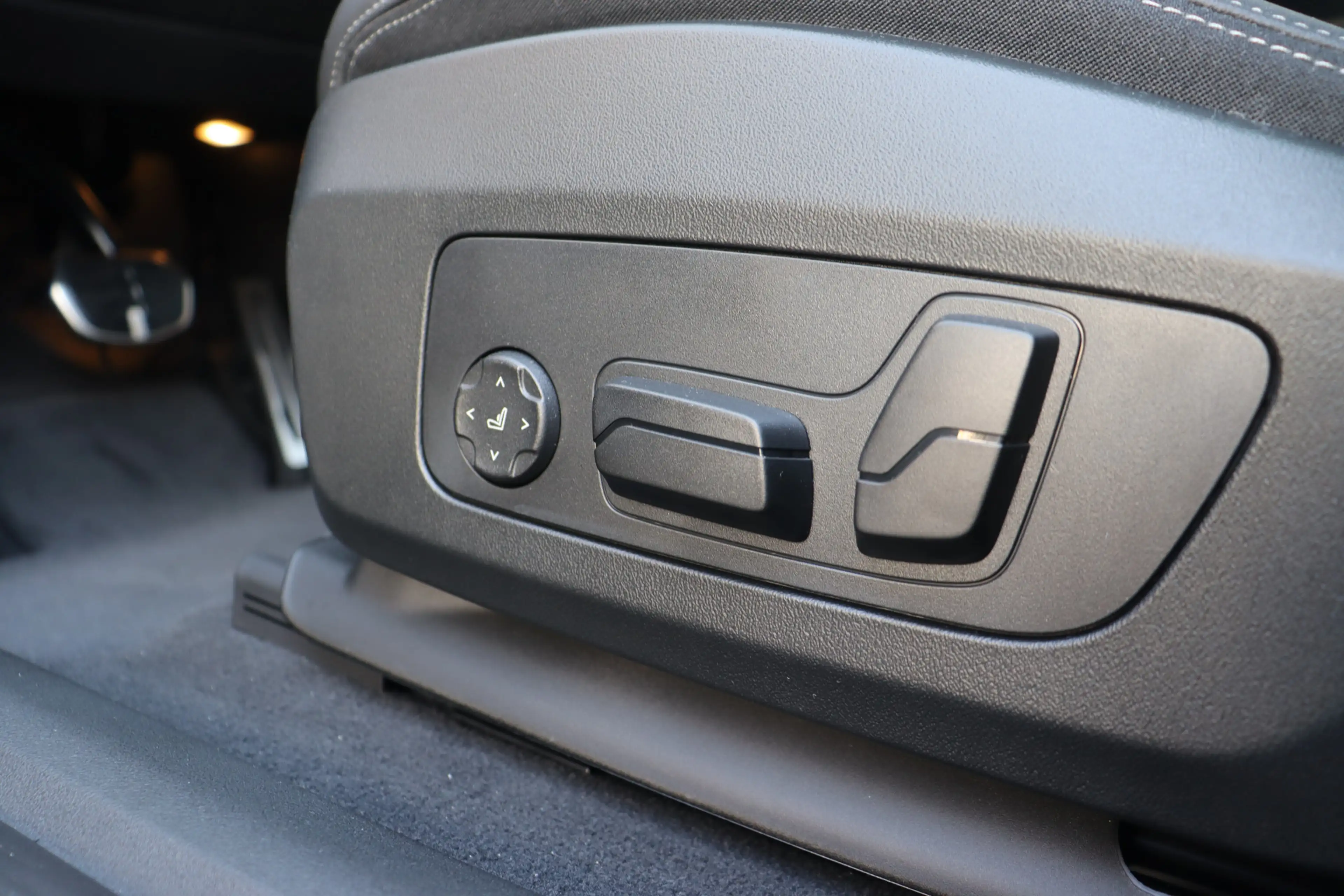 BMW iX2 eDrive20 M Sport / Panoramadak / Trekhaak / Sports — photo 14