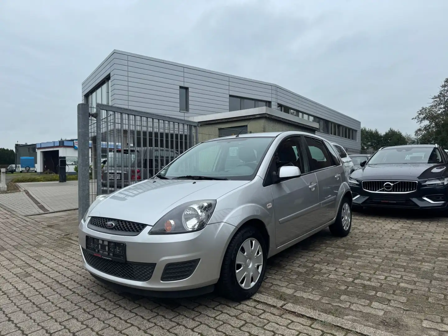 Ford Fiesta Style KLIMA 4 TÜREN TÜV NEU KLIMAGEPFLEGT Argent - 2