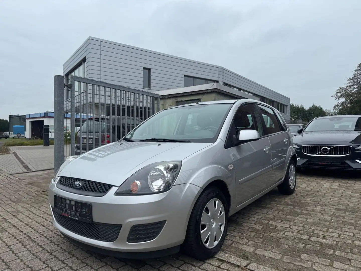 Ford Fiesta Style KLIMA 4 TÜREN TÜV NEU KLIMAGEPFLEGT Argent - 1