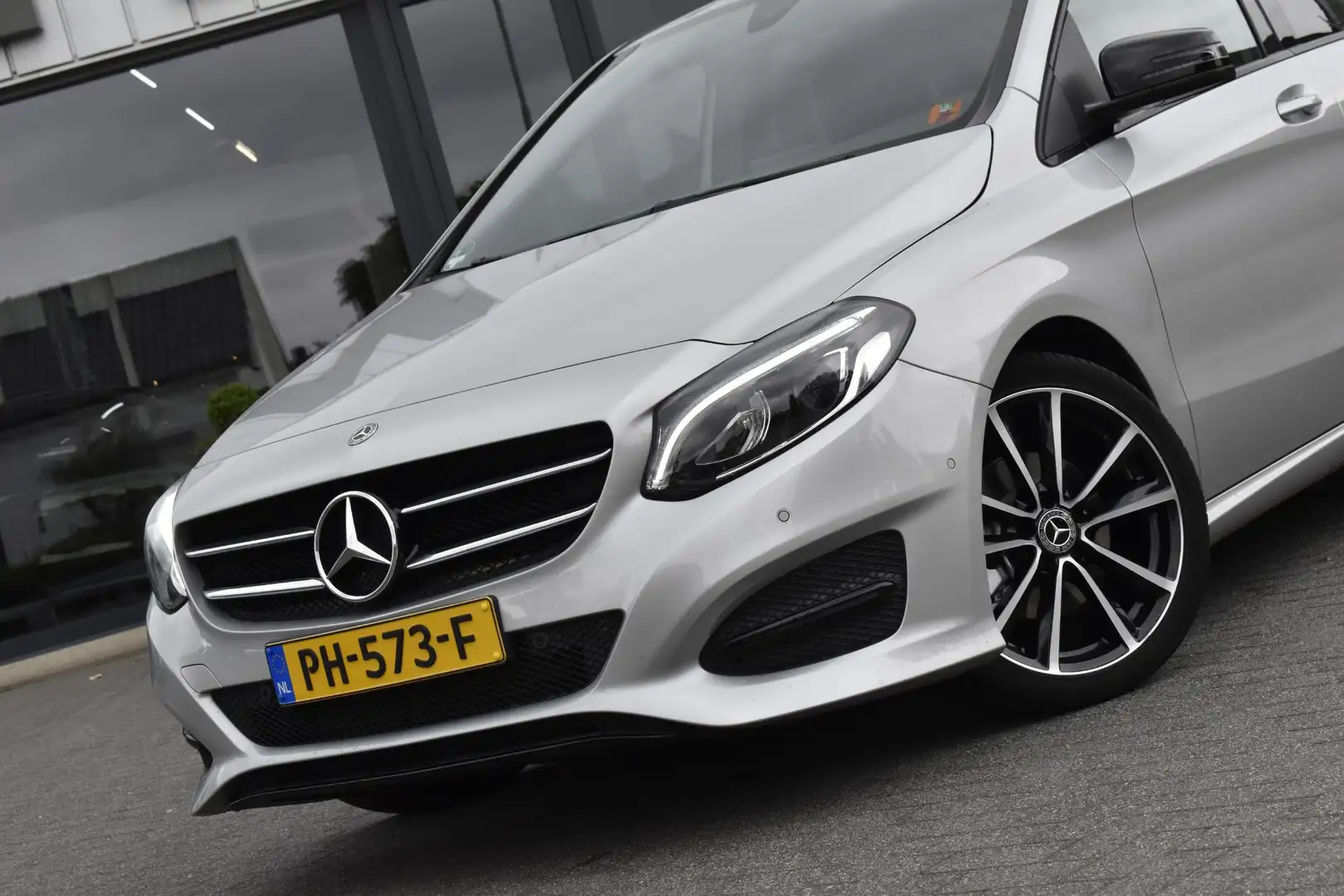 Mercedes-Benz B 180 Activity Edition Gris - 2