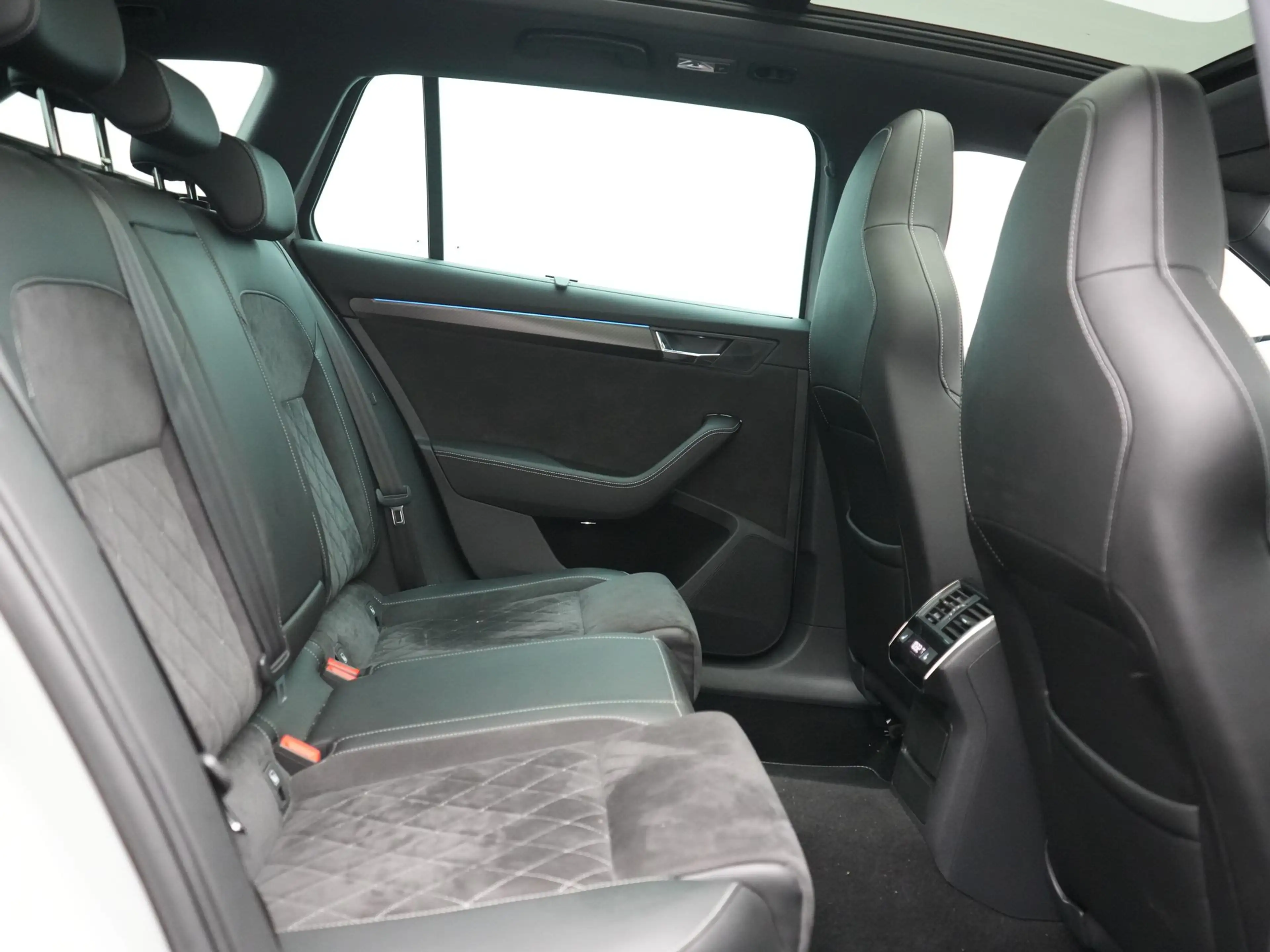 Skoda Superb Combi 1.4 TSI iV Sportline Business PHEV 218pk Dea — photo 7
