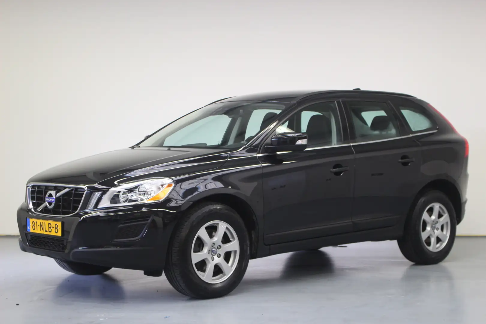 Volvo XC60 D3 Momentum 5-Cilinder | Rijklaarprijs | Automaat Noir - 1