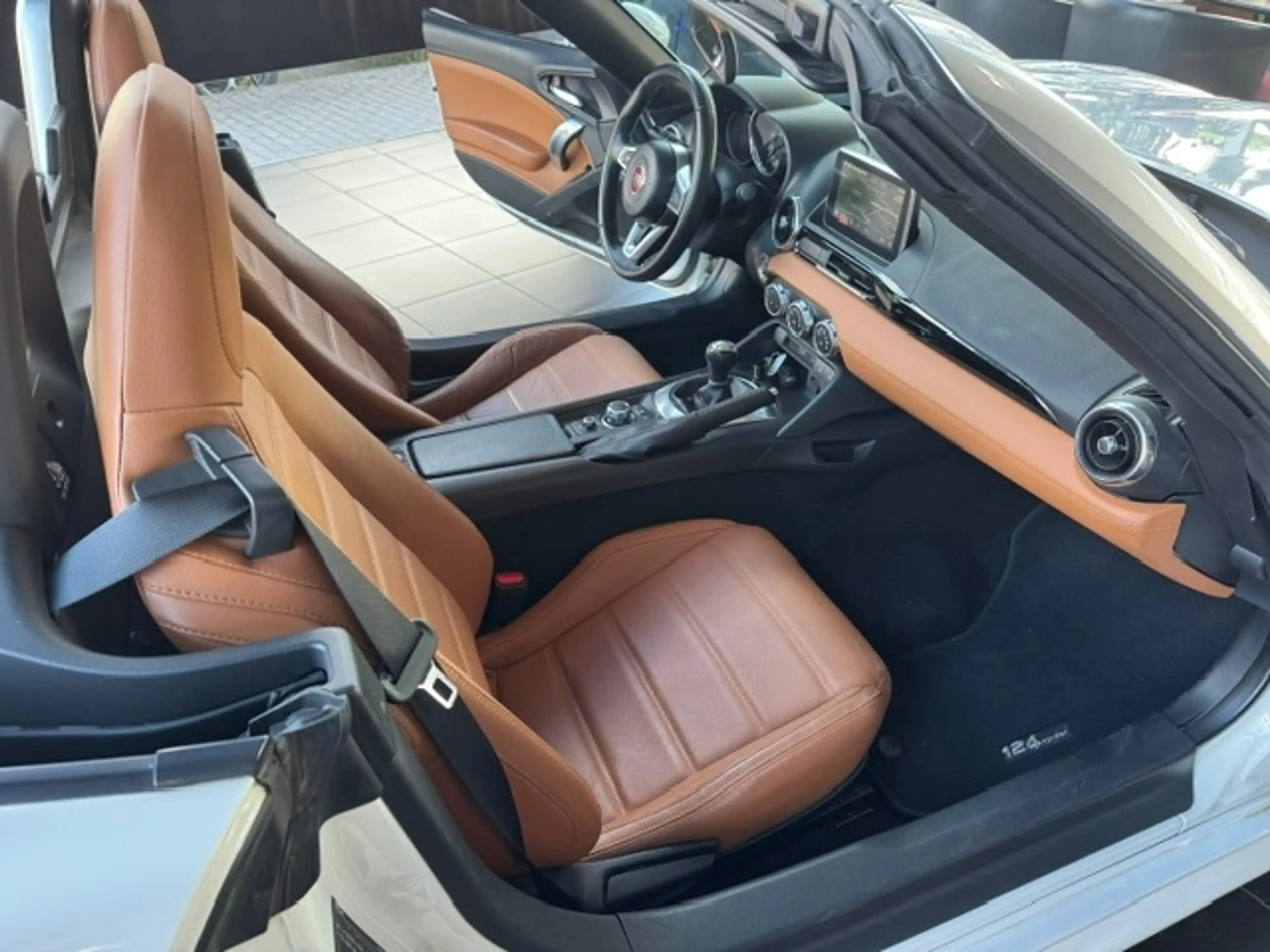 Fiat 124 Spider Lusso KLIMA KEYLESS NAV RFK SHZ ALU — photo 11