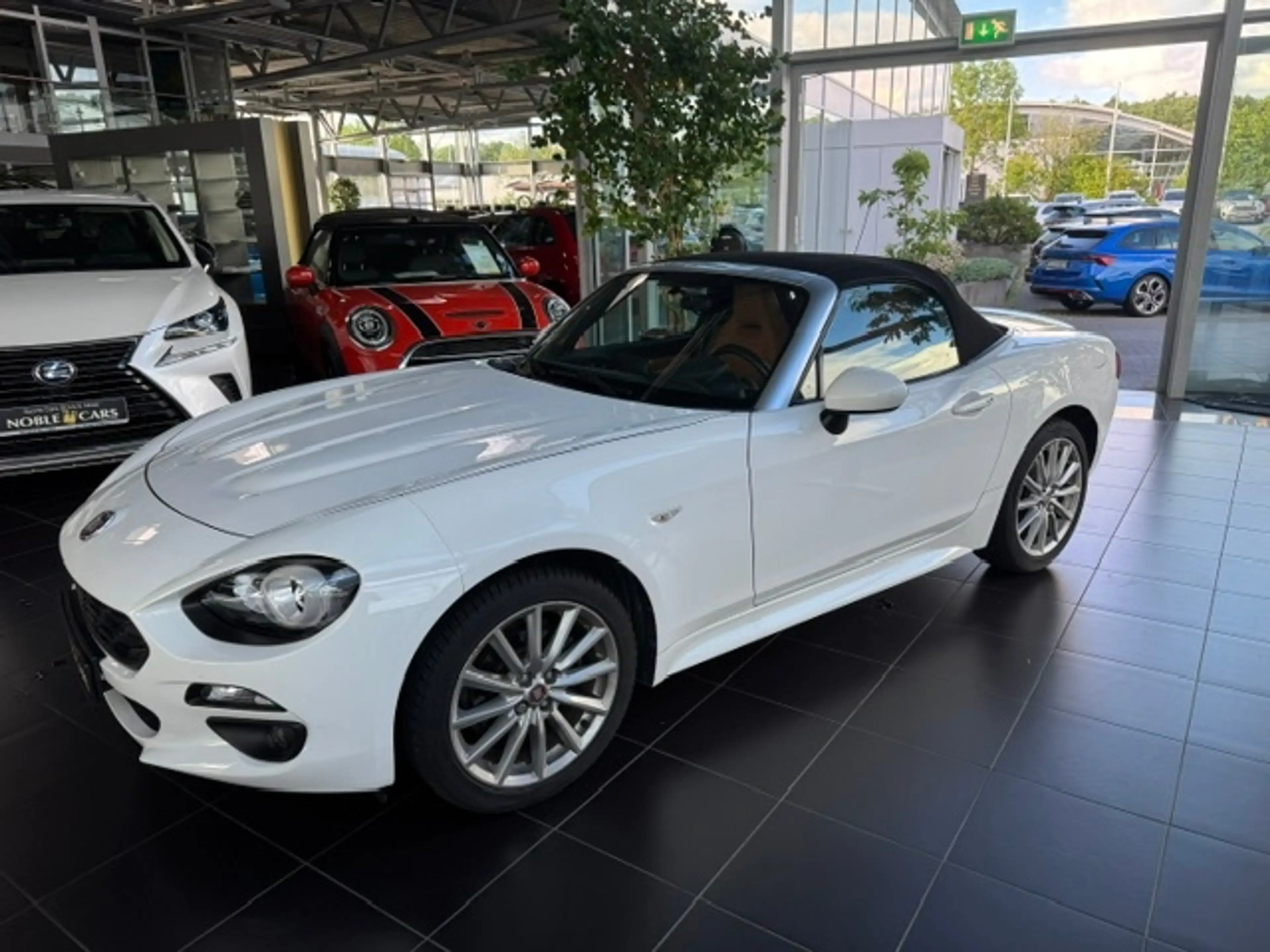 Fiat 124 Spider Lusso KLIMA KEYLESS NAV RFK SHZ ALU — photo 3
