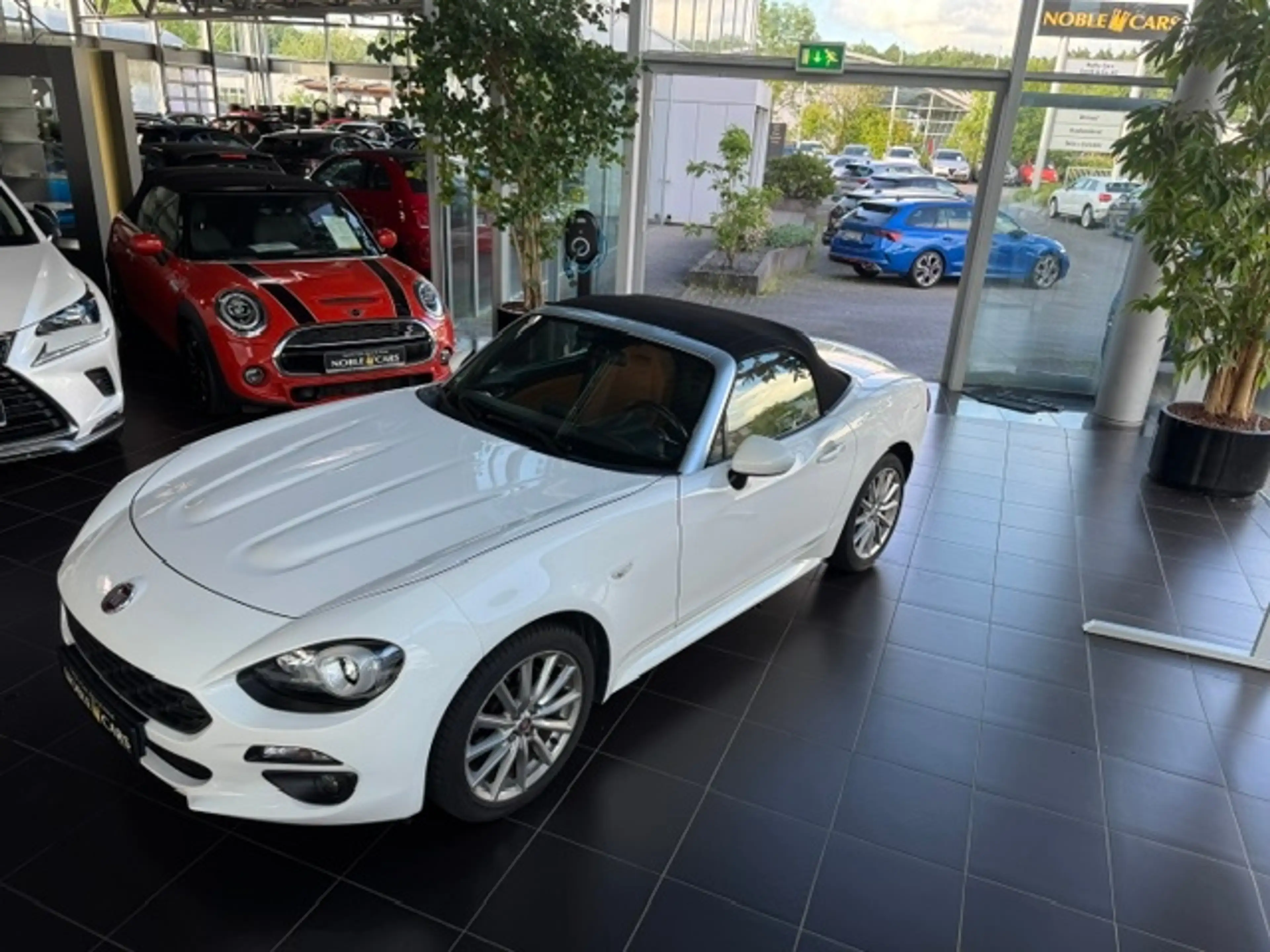 Fiat 124 Spider Lusso KLIMA KEYLESS NAV RFK SHZ ALU — photo 4
