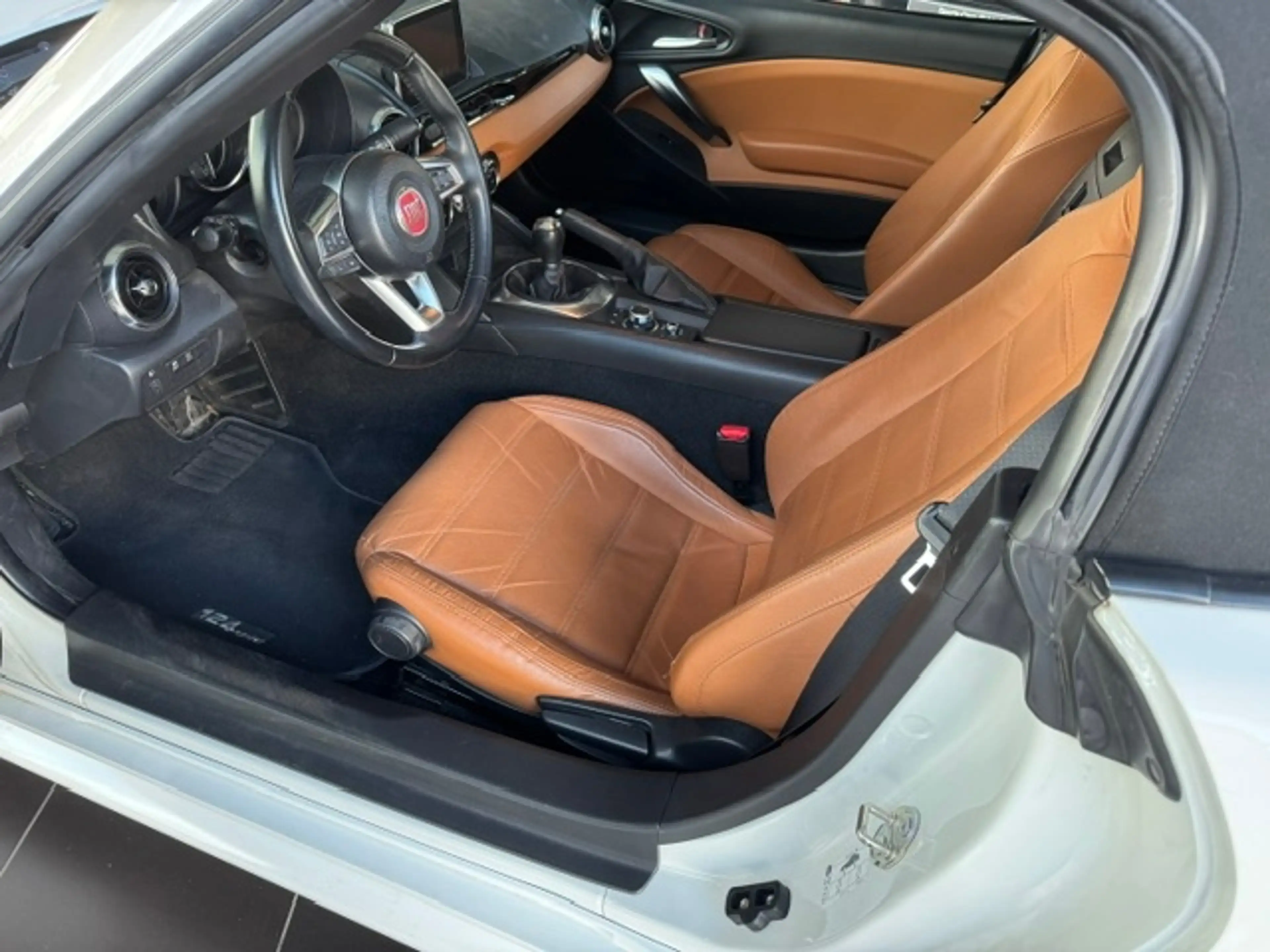 Fiat 124 Spider Lusso KLIMA KEYLESS NAV RFK SHZ ALU — photo 9