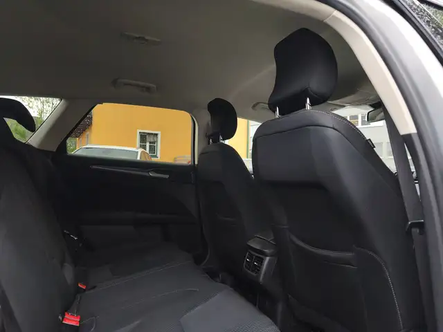 Ford Mondeo view 11