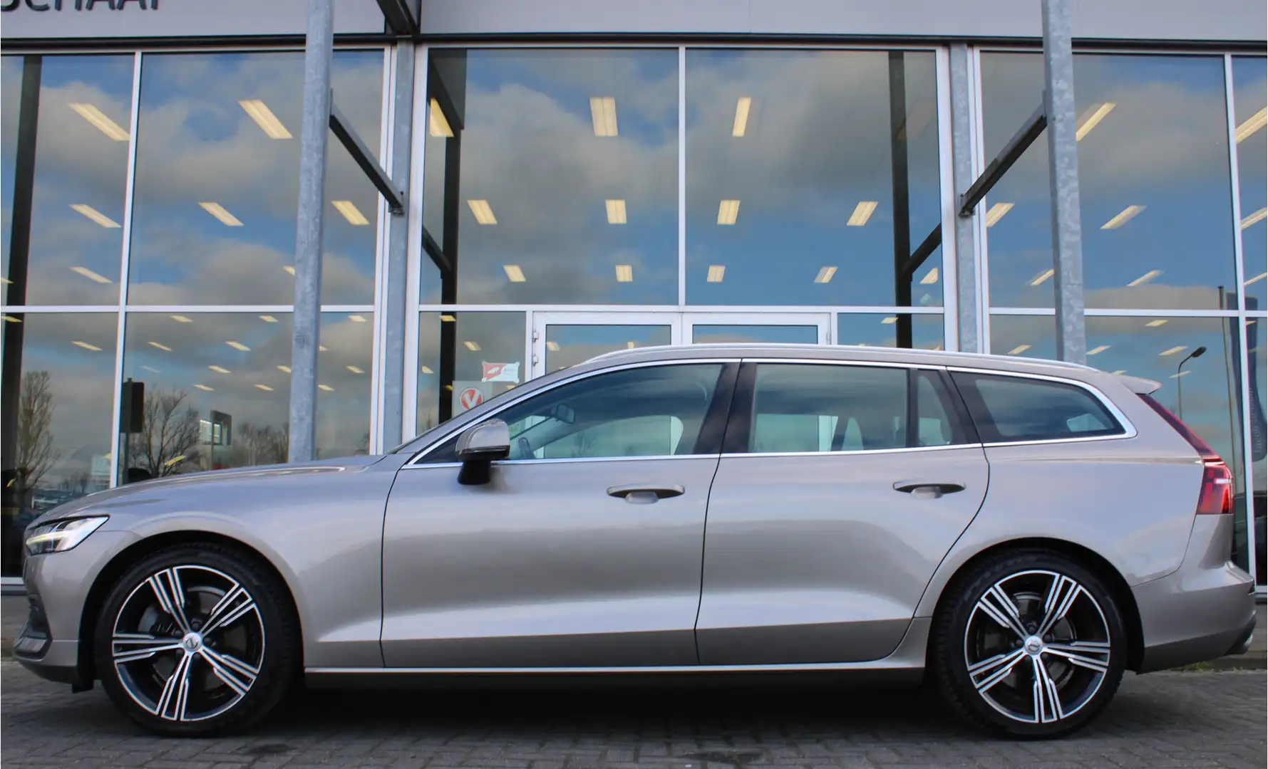 Volvo V60 T5 Automaat Momentum | Trekhaak | Verw. Voorstoele Grau - 2
