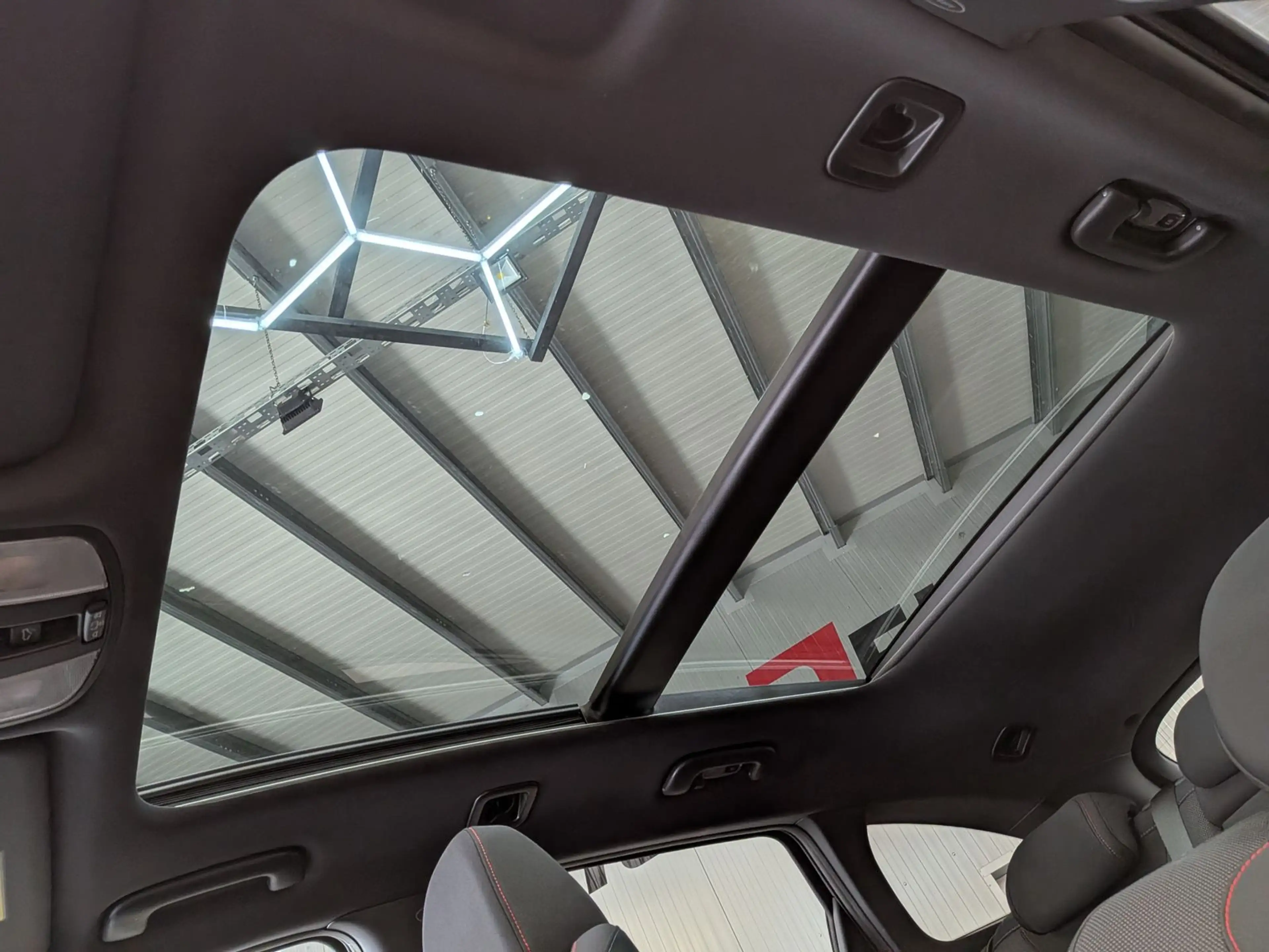 Hyundai i30 1.5 N-Line LED*CARPLAY*CAM*PANO*KEYLESS*18" — photo 13