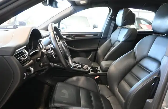 Porsche Macan view 8