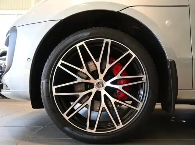 Porsche Macan view 4