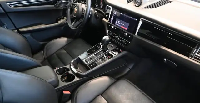 Porsche Macan view 10