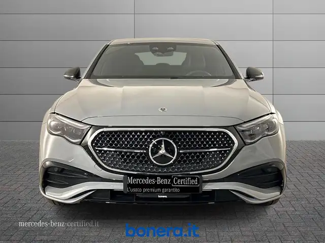 Mercedes-Benz 220 view 3