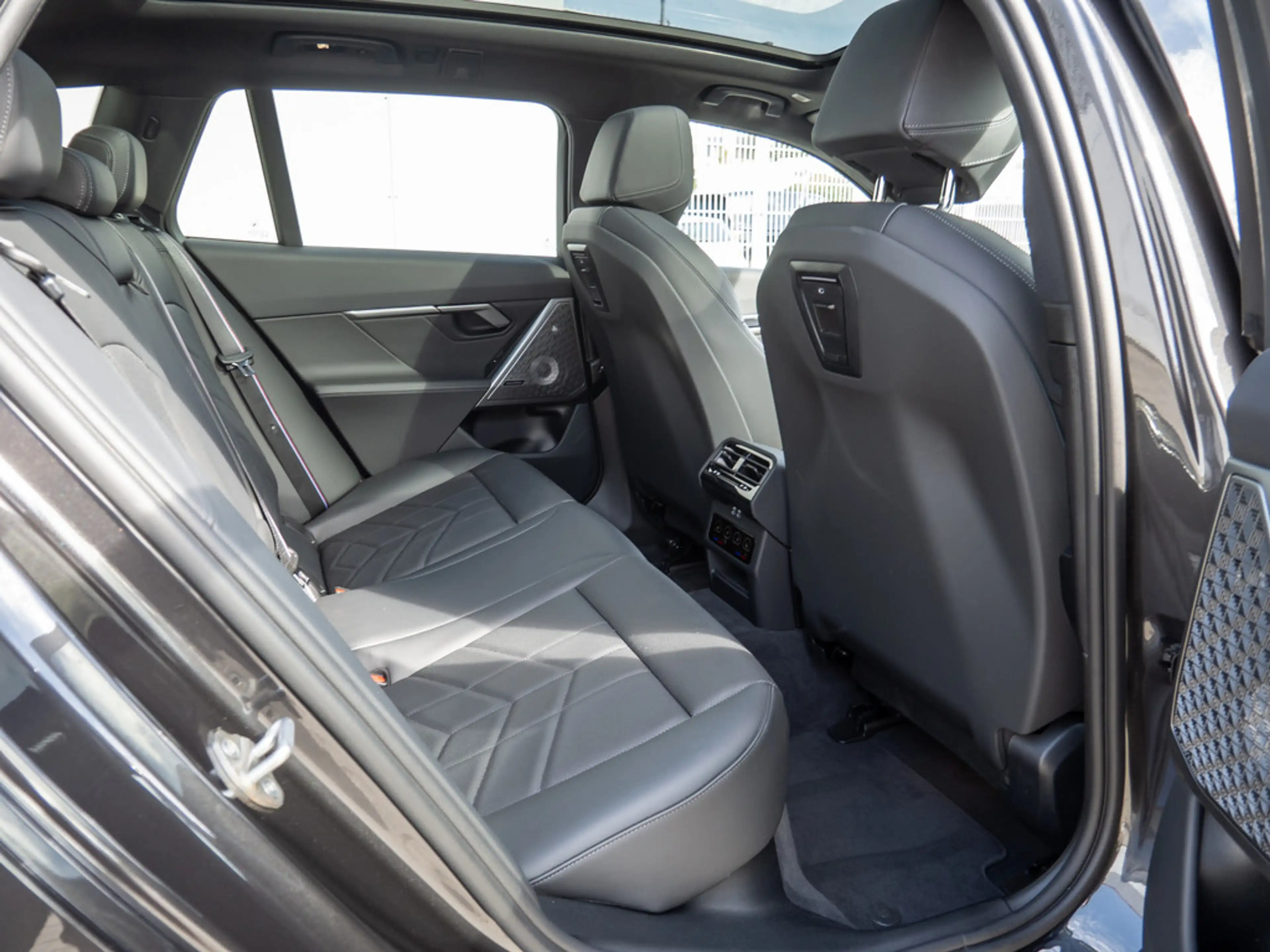 BMW i5 Touring 40 e M SportPro PANO+AHK+B&W+360°K — photo 9