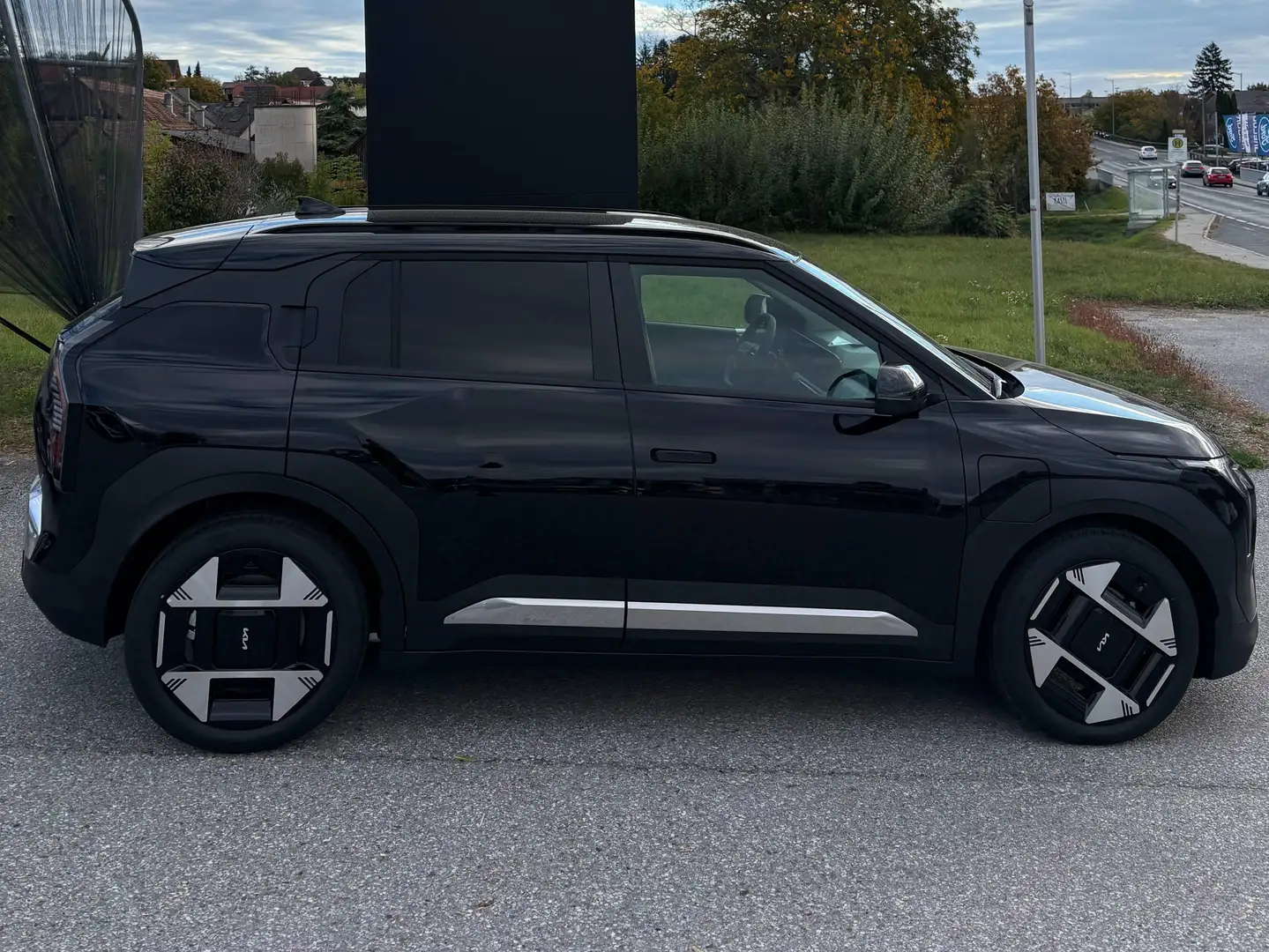 Kia EV3 150 kW Earth Schwarz - 1