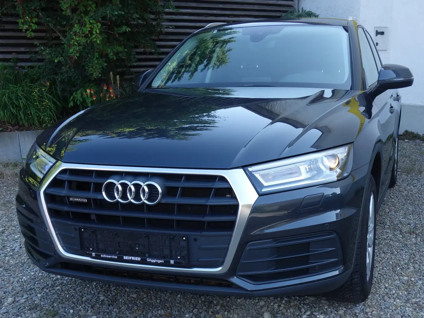 Audi Q5 40 TDI quattro basis Grau - 2