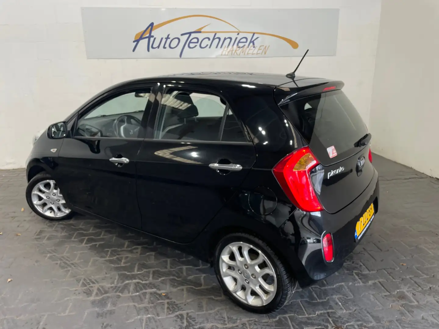 Kia Picanto 1.0 CVVT BusinessLine 5Drs *NL-auto*Dealer OH* Zwart - 2