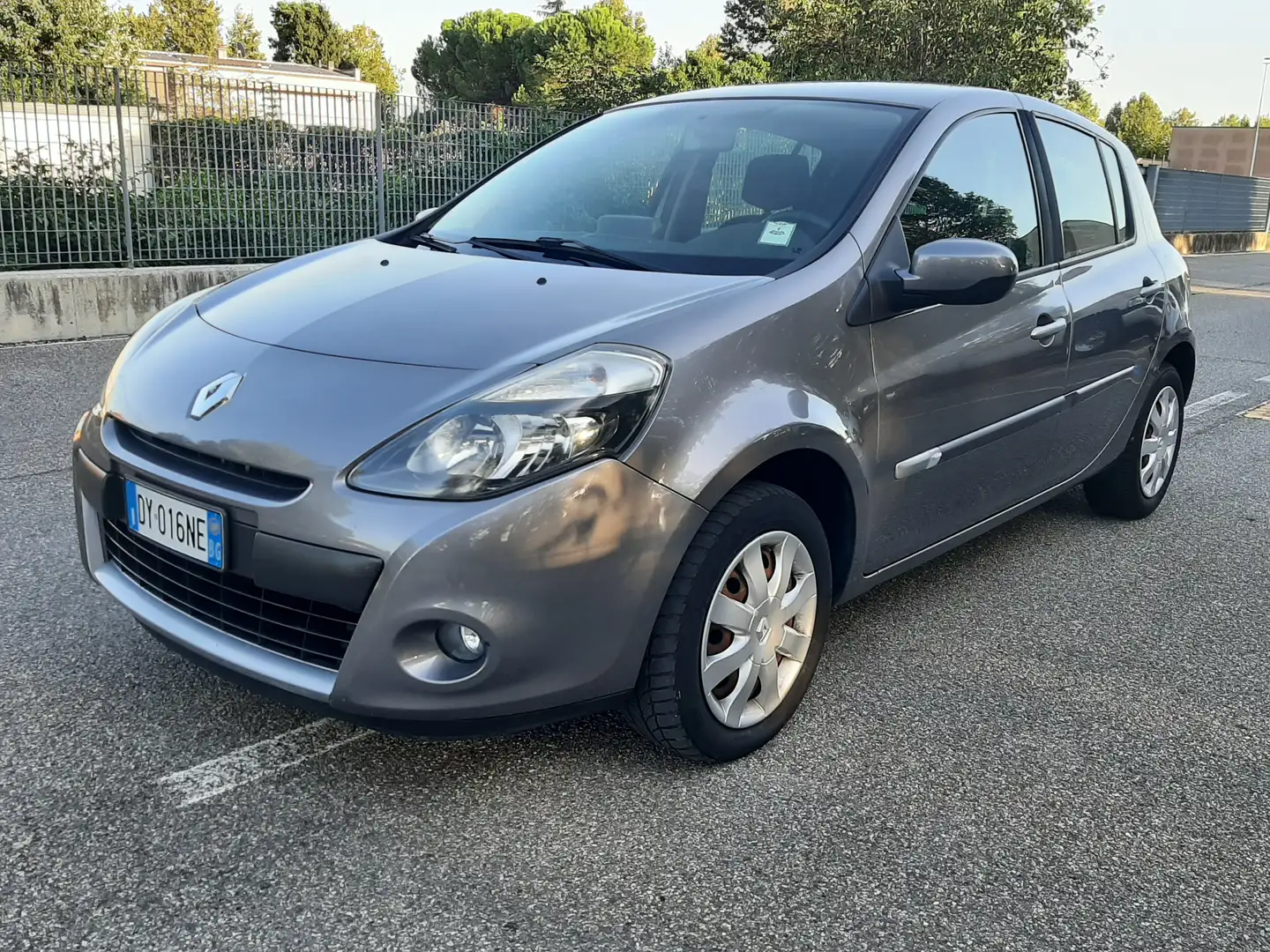 Renault Clio III 2009 5p 1.2 16v Confort Grigio - 1
