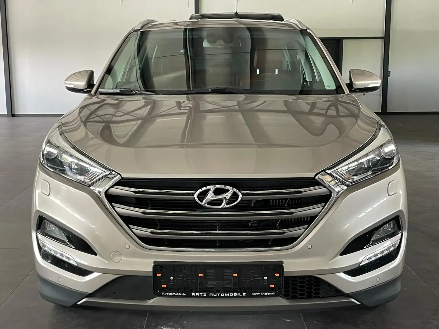 Hyundai TUCSON 2,0 CRDI 4WD Premium TEMP+SHZ/V/H+EL.SITZ Beżowy - 2