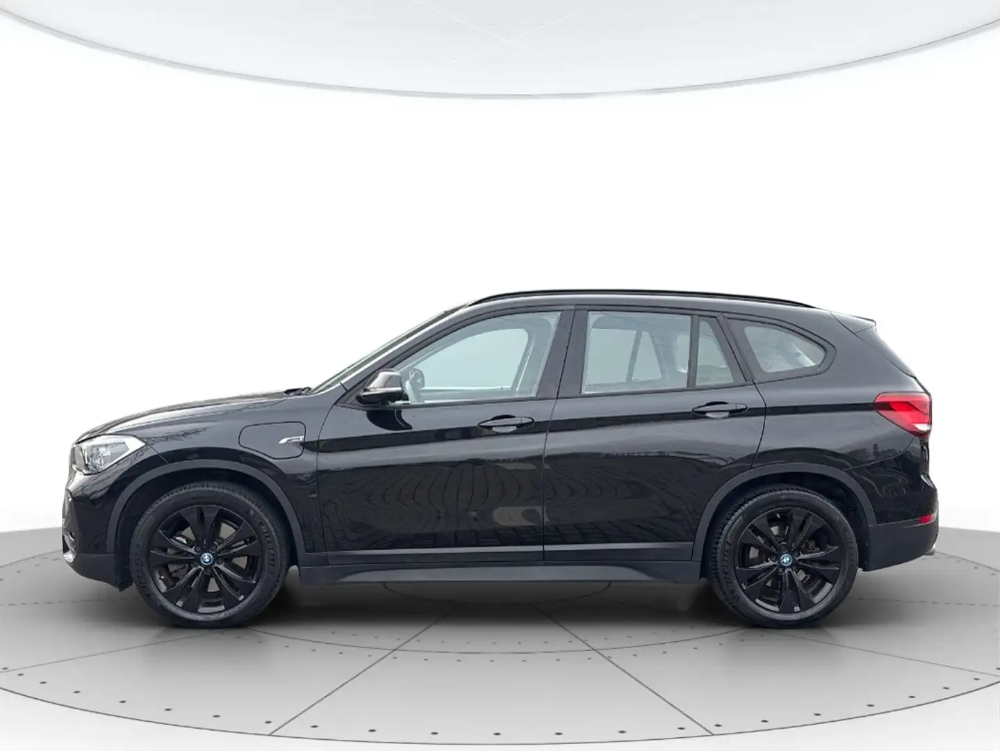 BMW X1 xdrive25e Business Advantage auto Zwart - 2