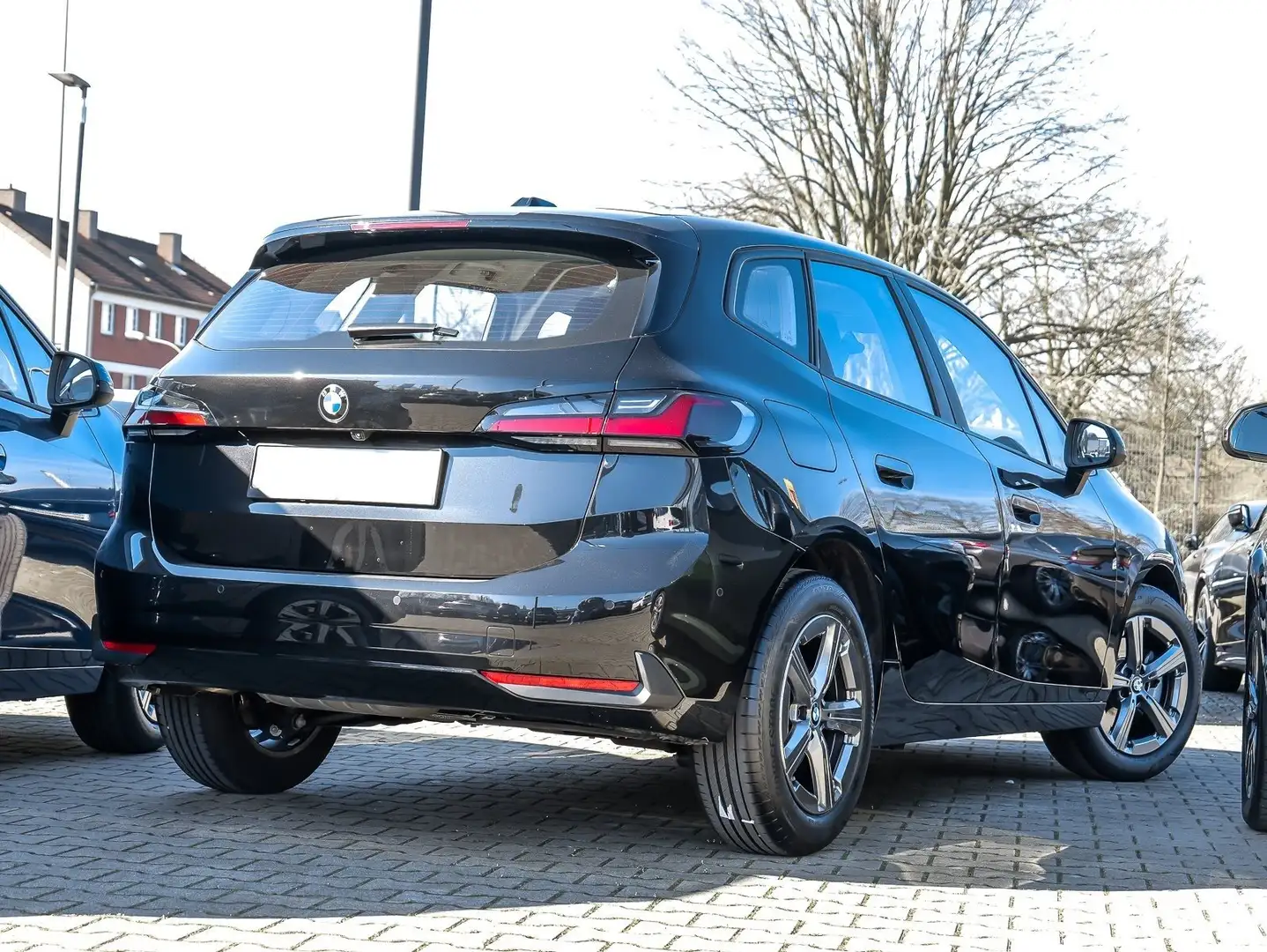 BMW 218 d Active Tourer Adap. LED Navi DAB RFK Schwarz - 2