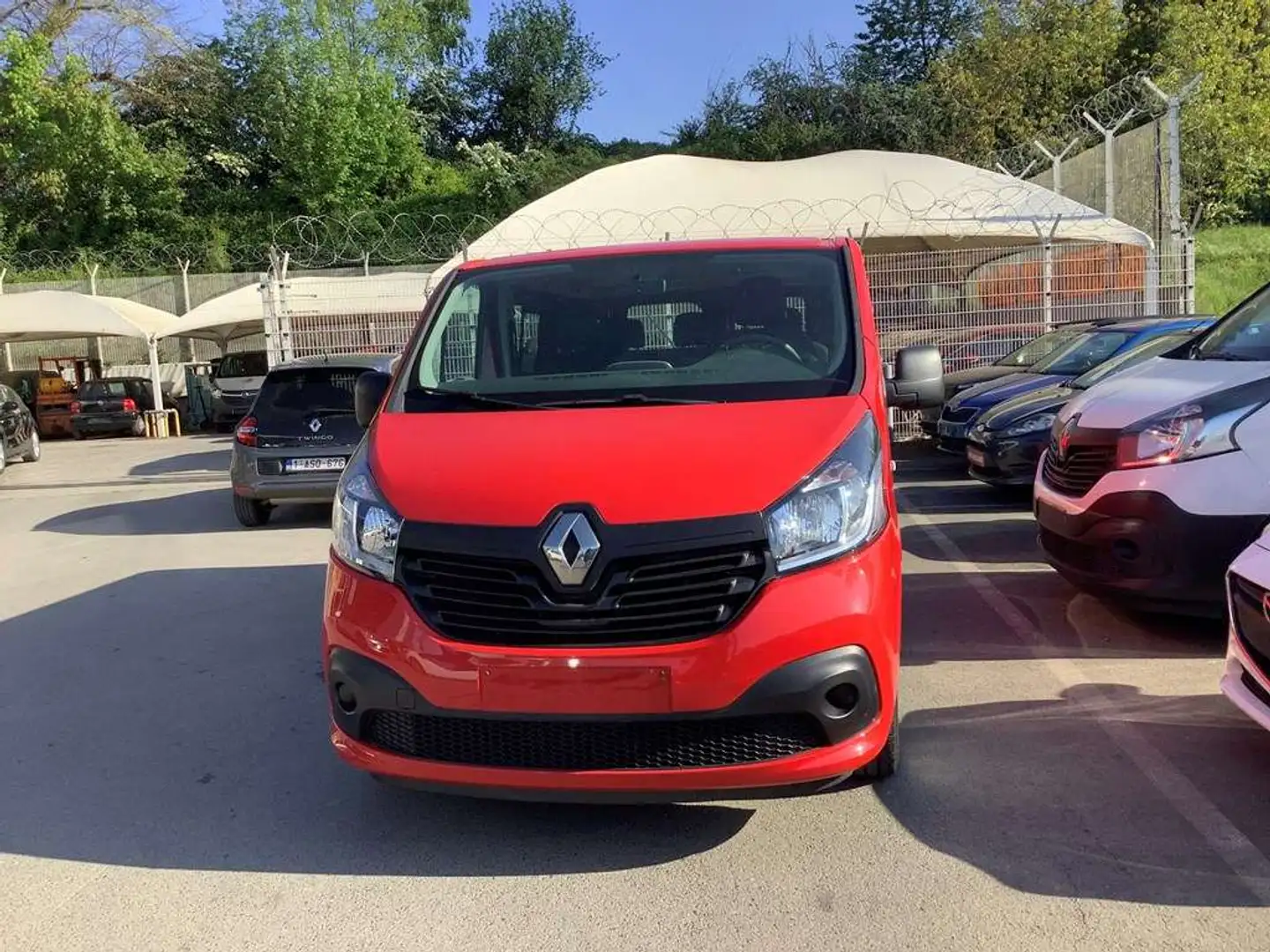 Renault Trafic passenger Rojo - 2