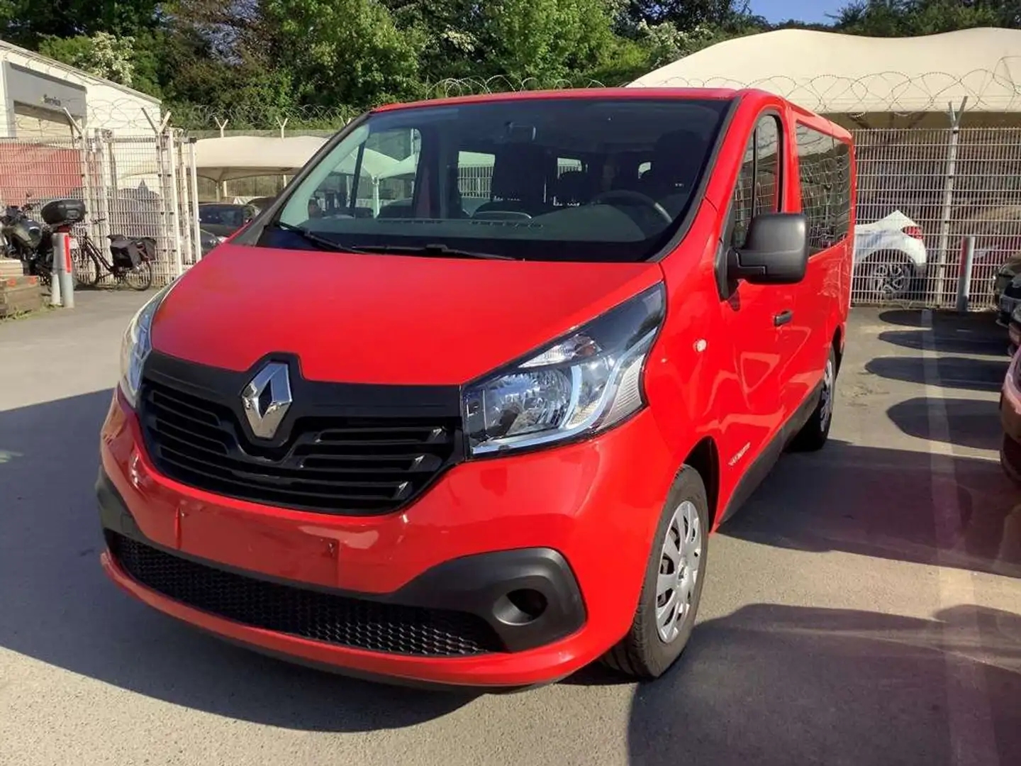 Renault Trafic passenger Rojo - 1