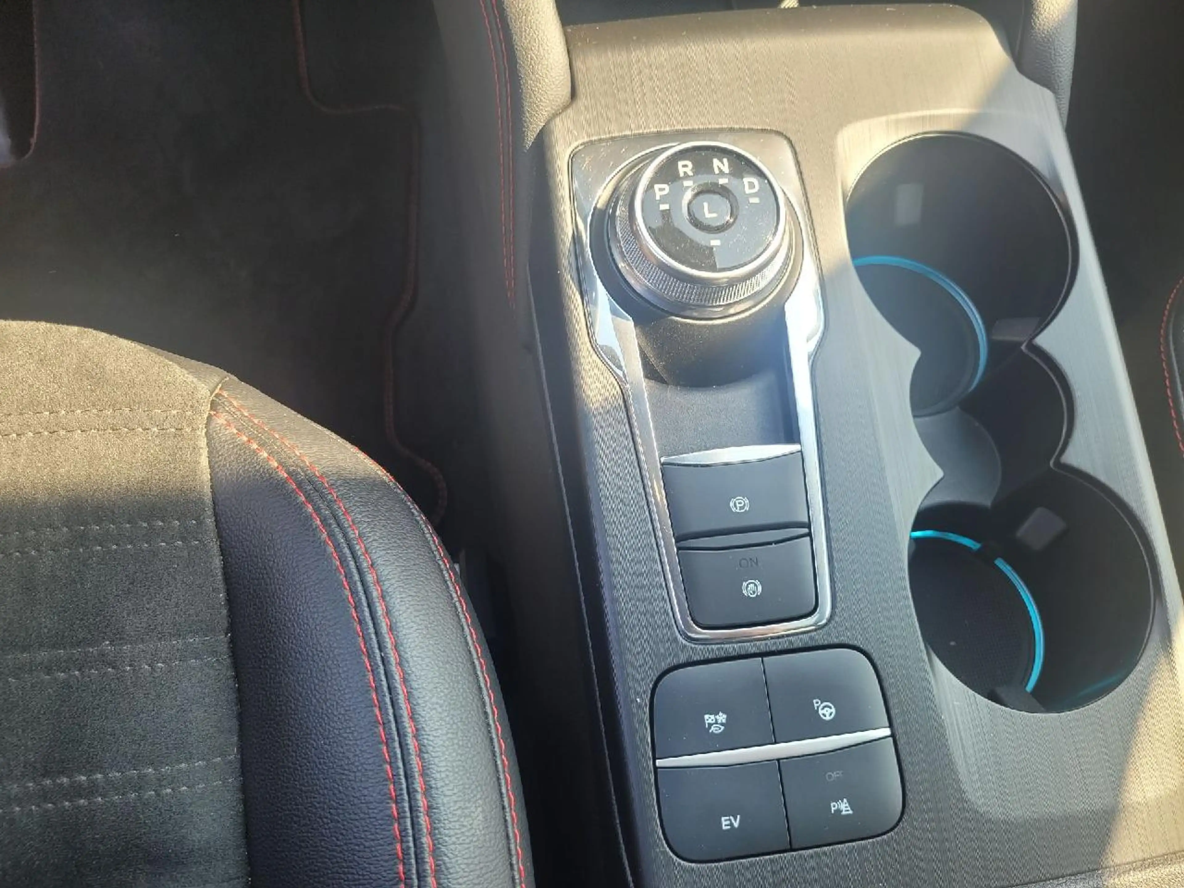 Ford Kuga Plug-In Hybrid ST-Line X — photo 15