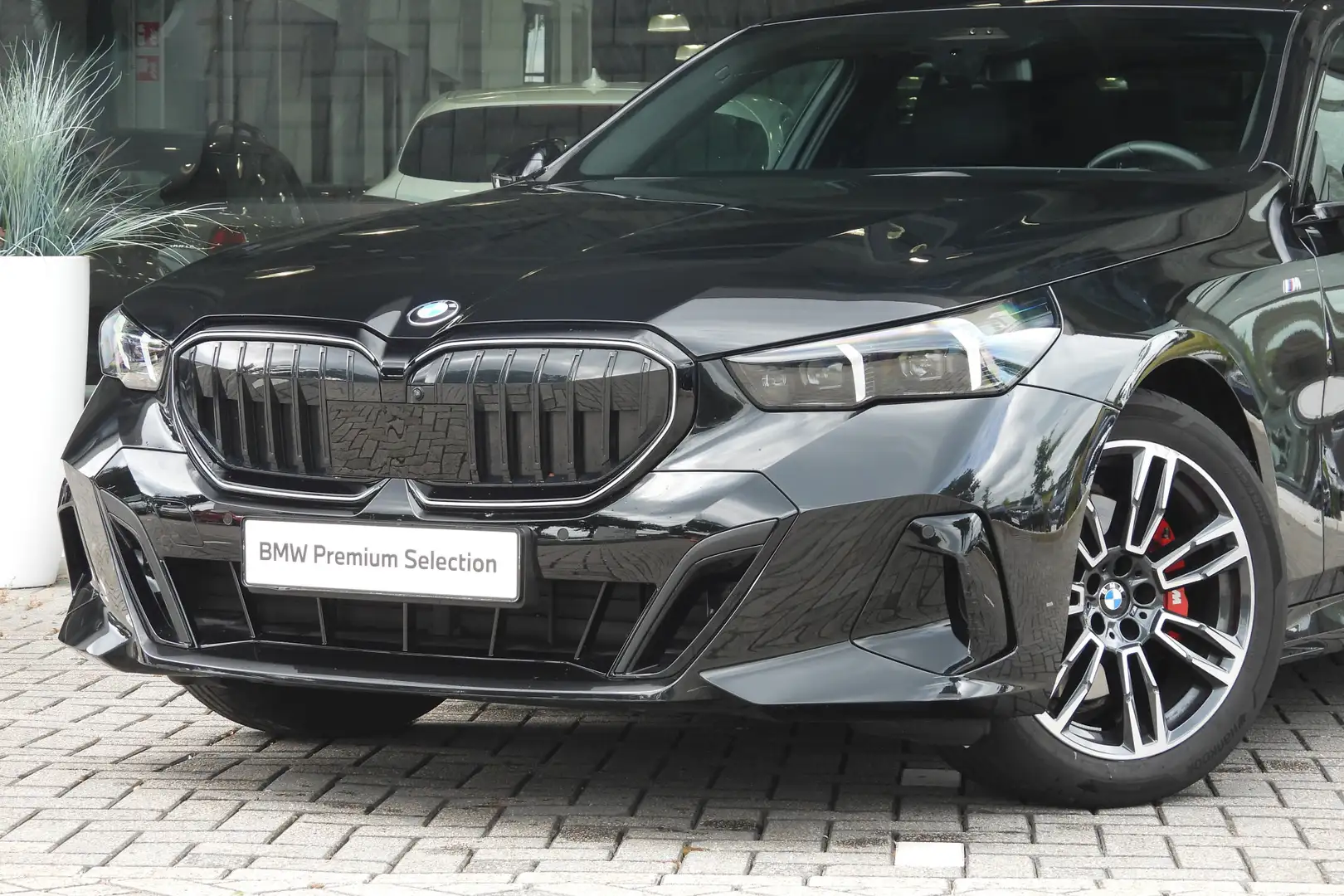 BMW 520 5 Serie 520i M Sport Automaat / Trekhaak / Stoelve Zwart - 2